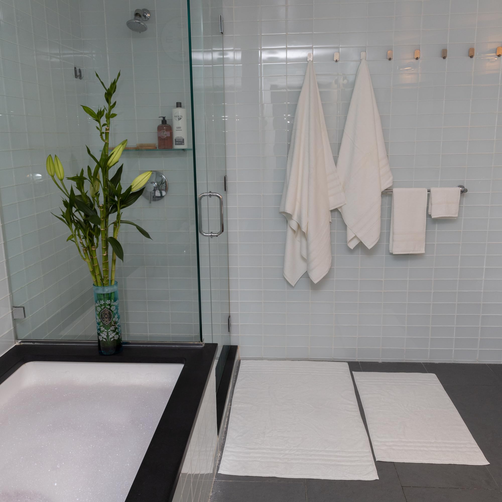 Mosobam Juego de 4 toallas de baño turcas de lujo de 35 x 70 pulgadas, color blanco, de gran tamaño de 700 g/m², viscosa de bambú y algodón peinado turco Egeo