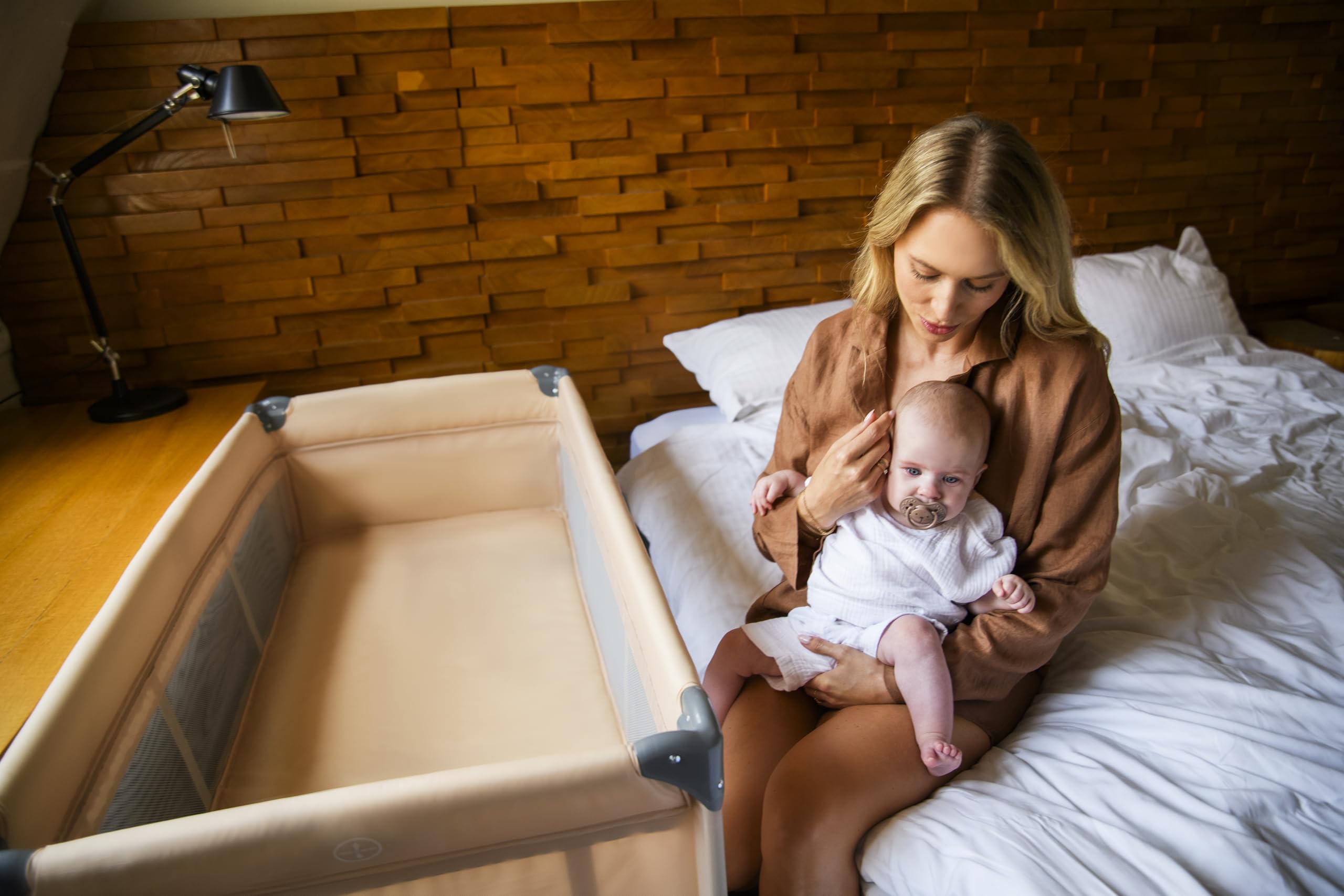 Momi Lettino da viaggio BELOVE PLUS 2 in 1, pieghevole, 2 posizioni per neonati fino a 9 kg e bambini fino a 15 kg, con materasso, arco con giocattoli, fasciatoio e borsa per il trasporto