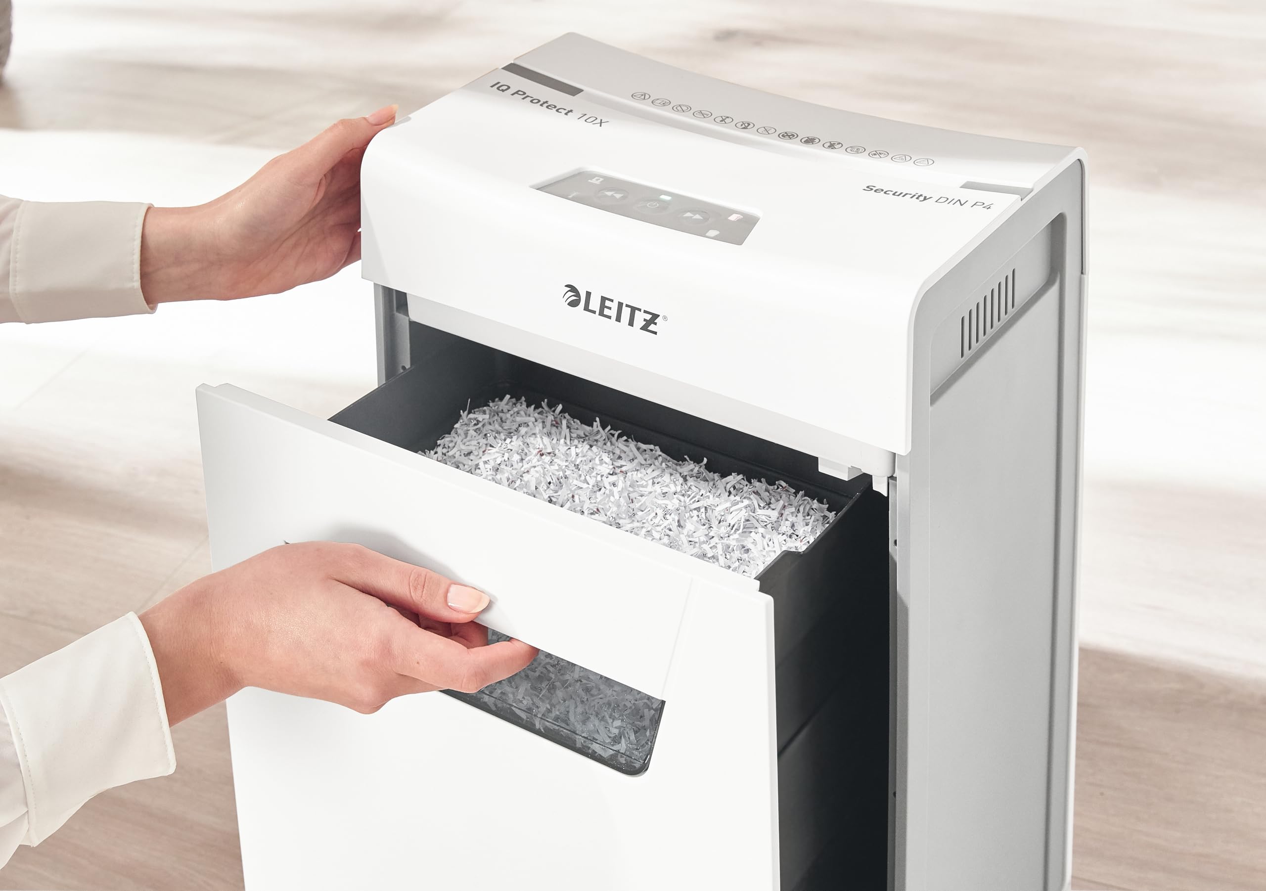 Leitz IQ Protect Premium 10X, Distruggidocumenti Manuale Personal, 11-10 Fogli (70-80 gr/mq), Taglio a Frammenti, Sicurezza P-4, Capacità 18 litri, 80920000