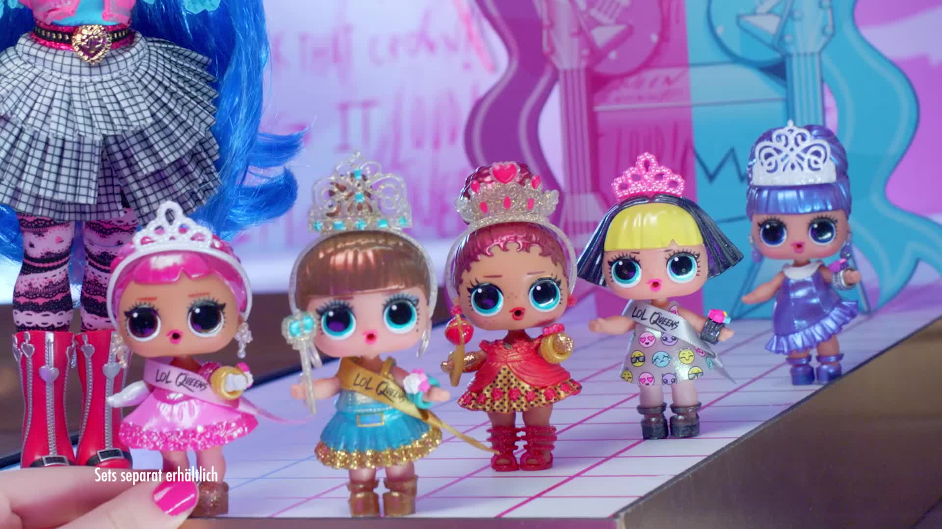 L.O.L. Surprise! Holiday OMG 2021 Collector Puppe – NYE Queen, Mit Goldenen Outfits & Beleuchtetem Ständer – Geschenk Ab 4 Jahren