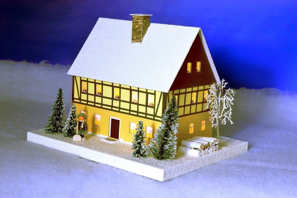 Maison de Noël lumineuse en bois 12x17x19cm pour décoration de table festive