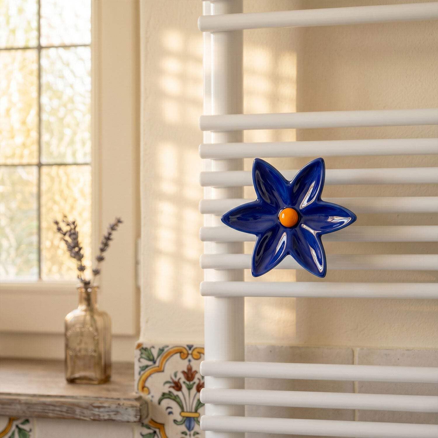 Fiore di Ninfea Appendino Blu in Ceramica per Radiatore, Portasciugamani da Parete, Made in Italy