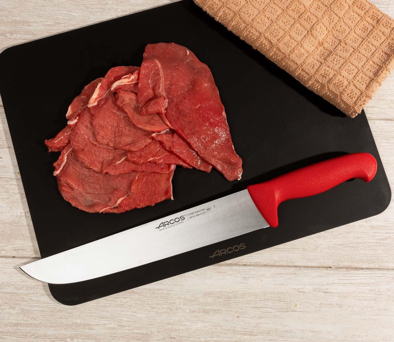 Arcos Coltello da Macellaio in Acciaio Inossidabile Nitrum – Ideale per Carne, Manico in Polipropilene, Sistema di Identificazione Colore per Uso Prolungato e Pesante – Rosso, Serie 2900