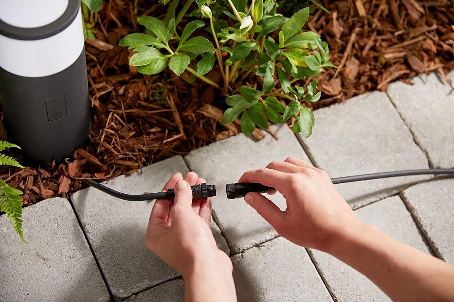 Philips Hue White&Color Ambiance Calla Outdoor Sockelleuchte Erweiterung 590lm, dimmbare Gartenbeleuchtung, smarte Lichtsteuerung über Sprache und App, schwarz