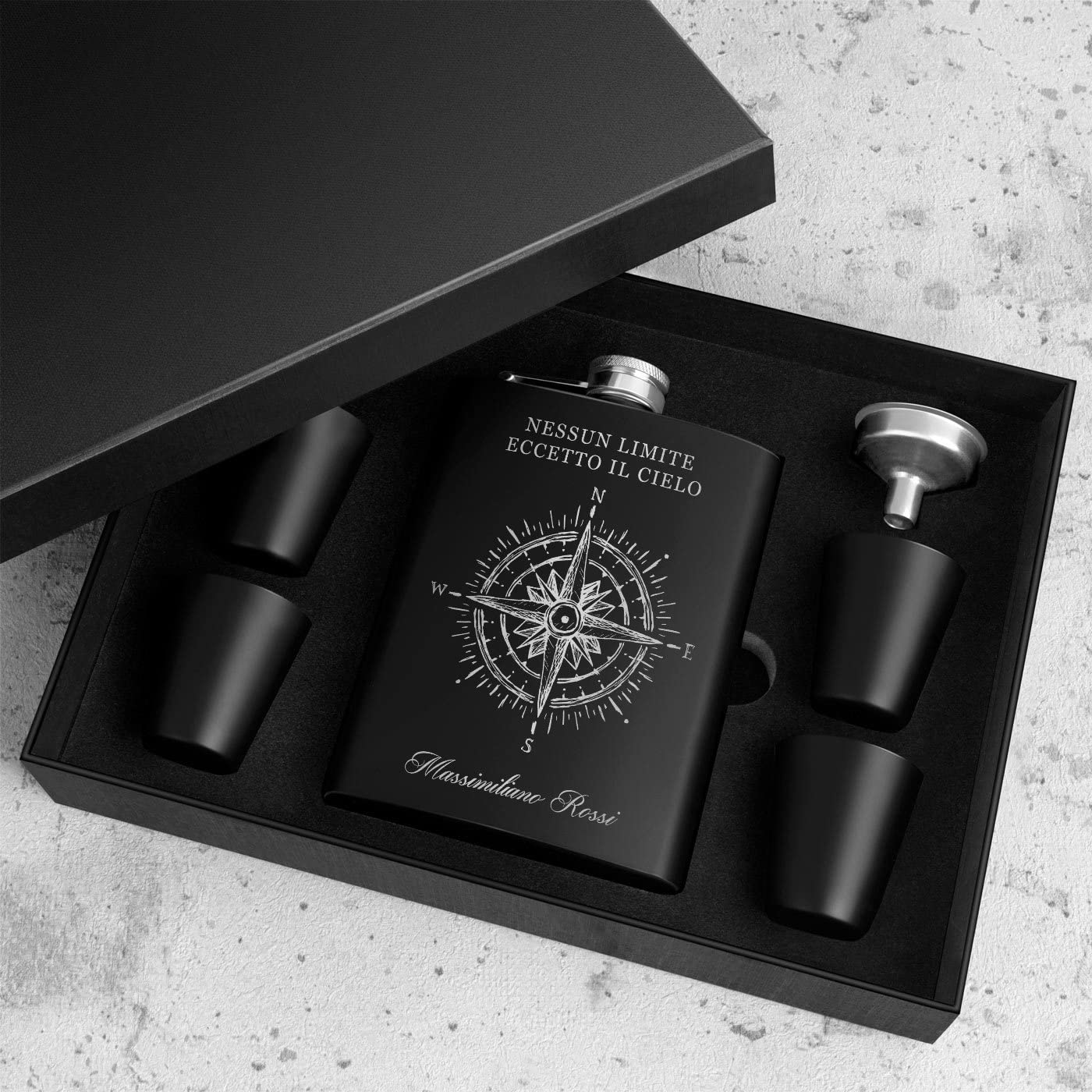 Fiaschetta nera in metallo - 200ml - 4 bicchieri e mini imbuto - incisione personalizzata - in acciaio inossidabile - dimensioni 15,5cm x 9,5cm - pensiero per uomo - bussola