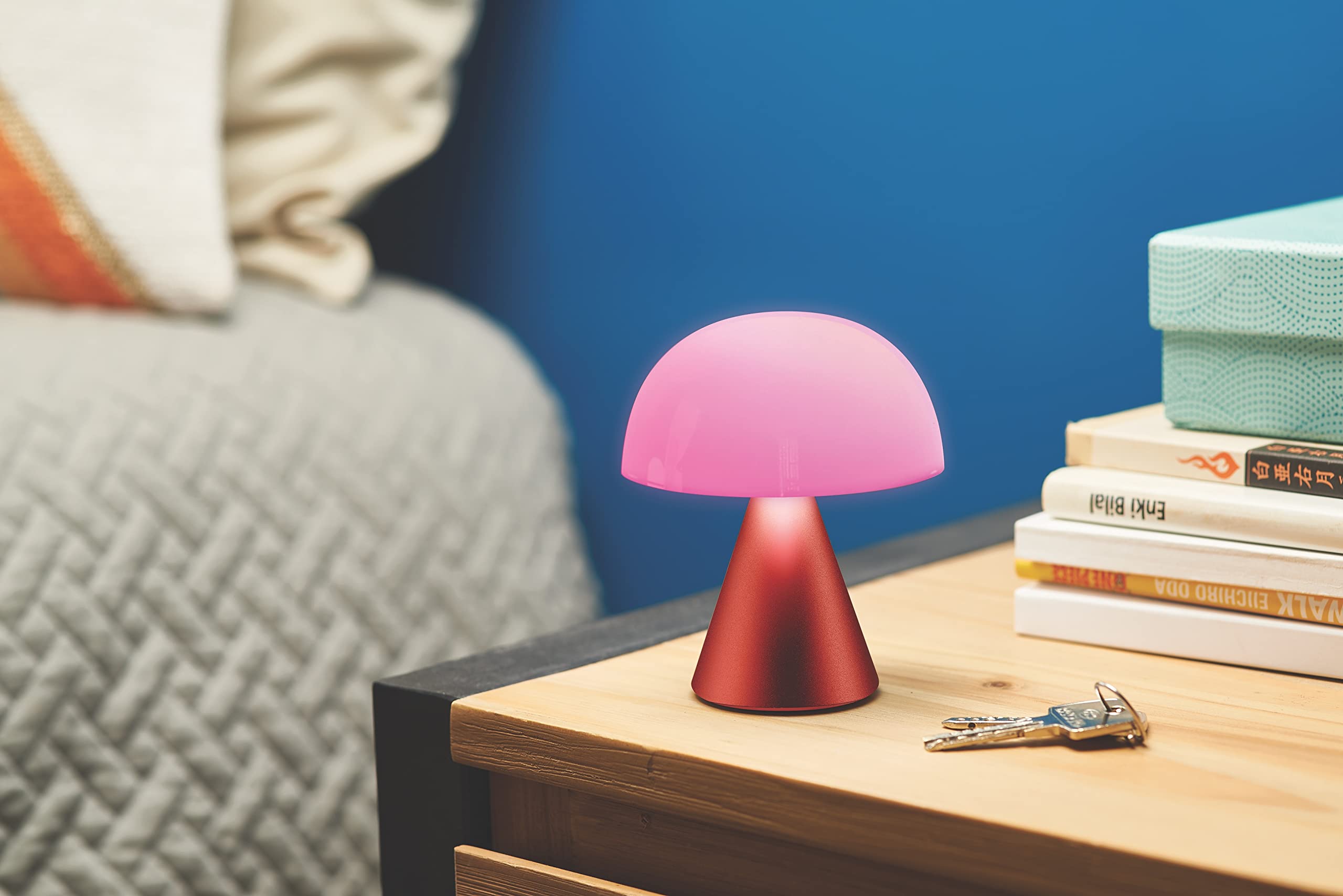 Lexon MINA M Wiederaufladbare kabellose LED-Tischlampe, für Nachttisch oder Schreibtisch, mit Dimmer, bis zu 12 Stunden Akkulaufzeit - Dunkelrot