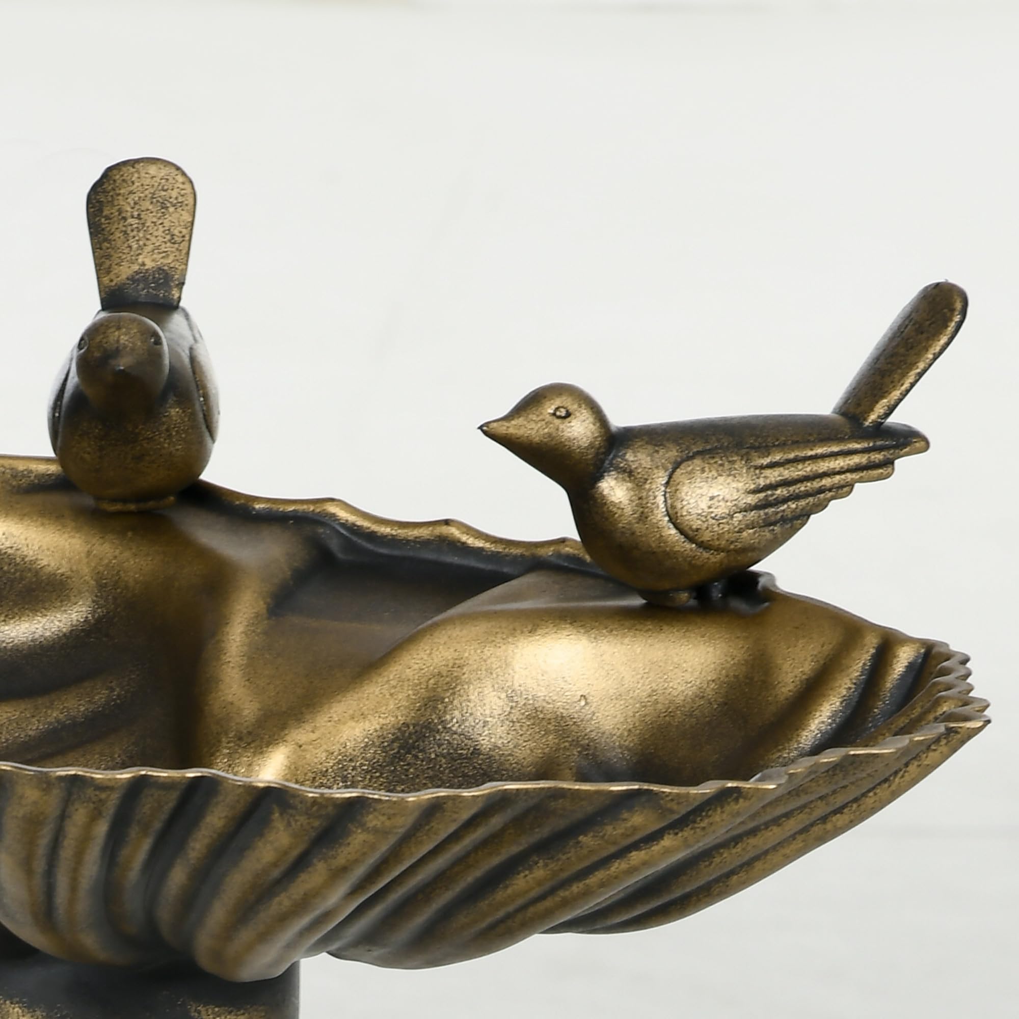 Outsunny Baño para Pájaros de Jardín al Aire Libre, Altura 81 cm, Comedero para Pájaros con Base de Pedestal, Diseño de Concha y Acabado Envejecido, Ligero y Resistente, Bebedero para Aves, Bronce
