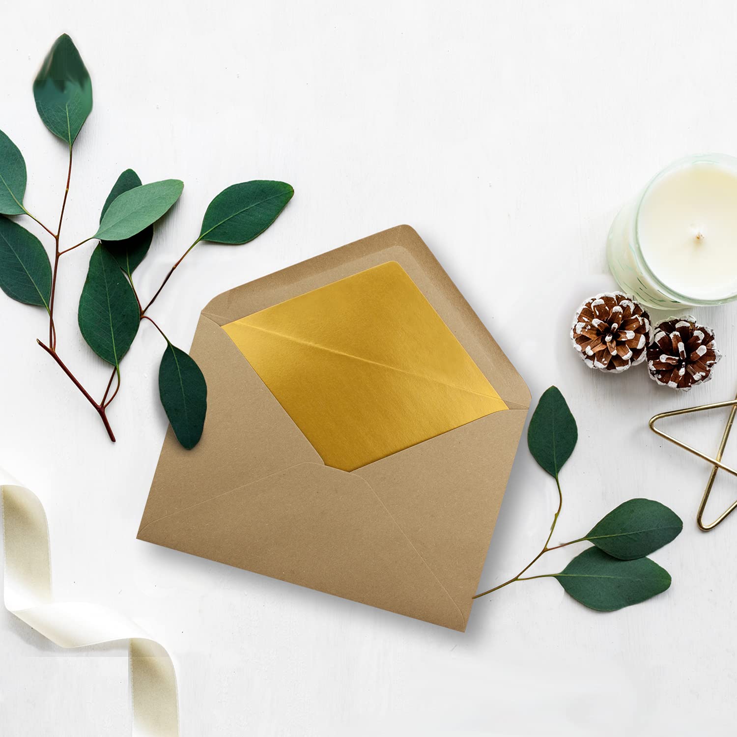 100 sobres DIN C5, 15,7 x 22,5 cm, de papel kraft en color marrón arena con forro de seda dorado, pegado en húmedo, sobres en blanco de papel reciclado, serie Umwelt