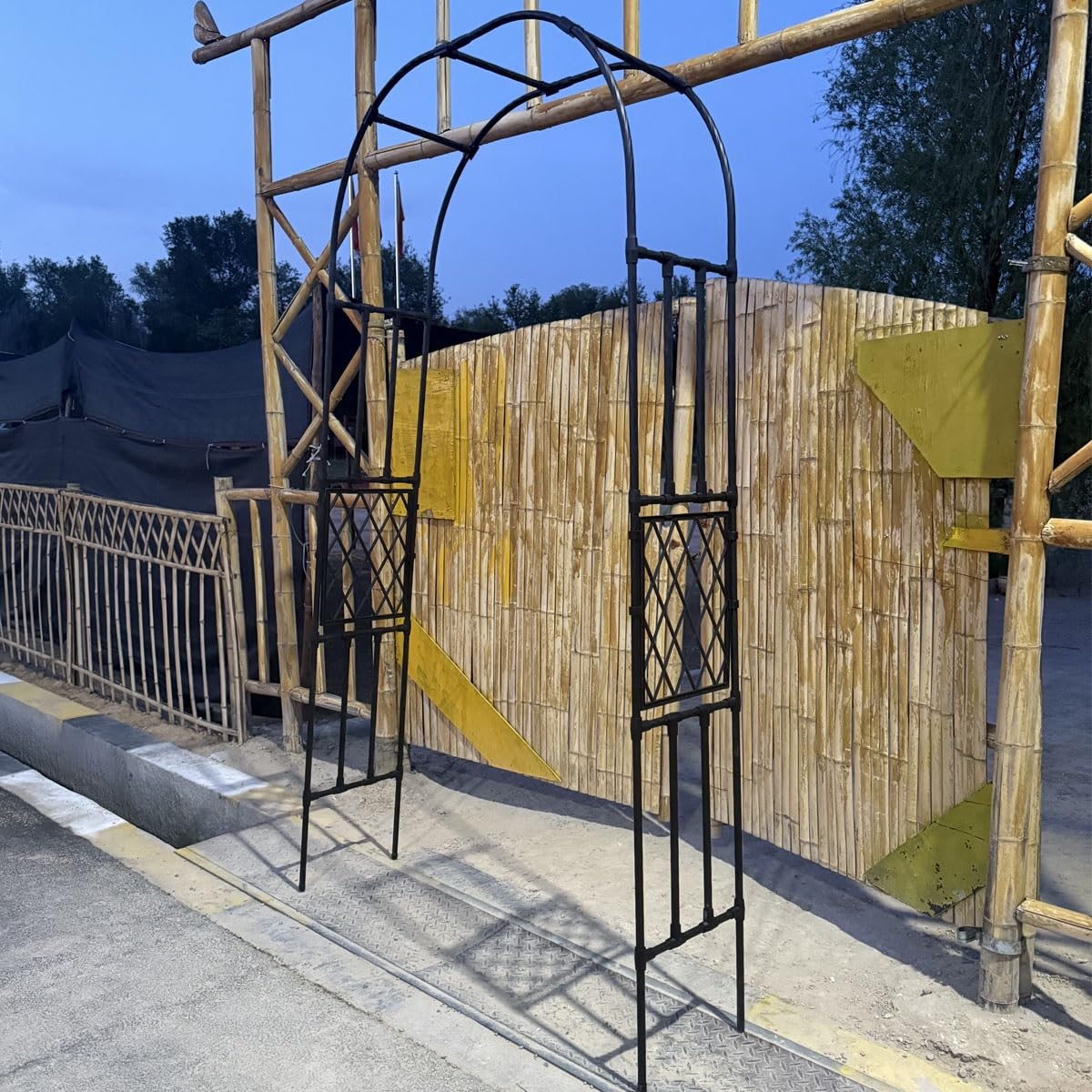 Łuk ogrodowy 200 szer. x 240 cm, łuk ślubny, do użytku na zewnątrz, do roślin pnących, metalowa kratka ogrodowa, na imprezy i dekoracje, dekoracja ogrodu