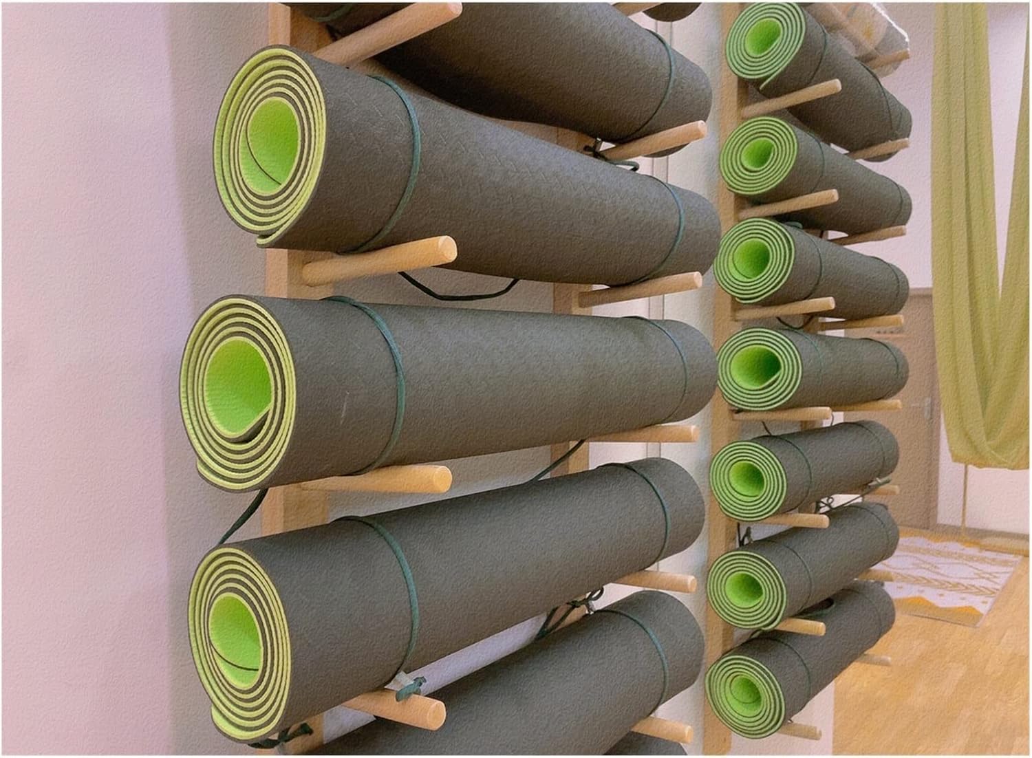 Rangement mural en bois pour tapis de yoga afin de libérer l'espace au sol