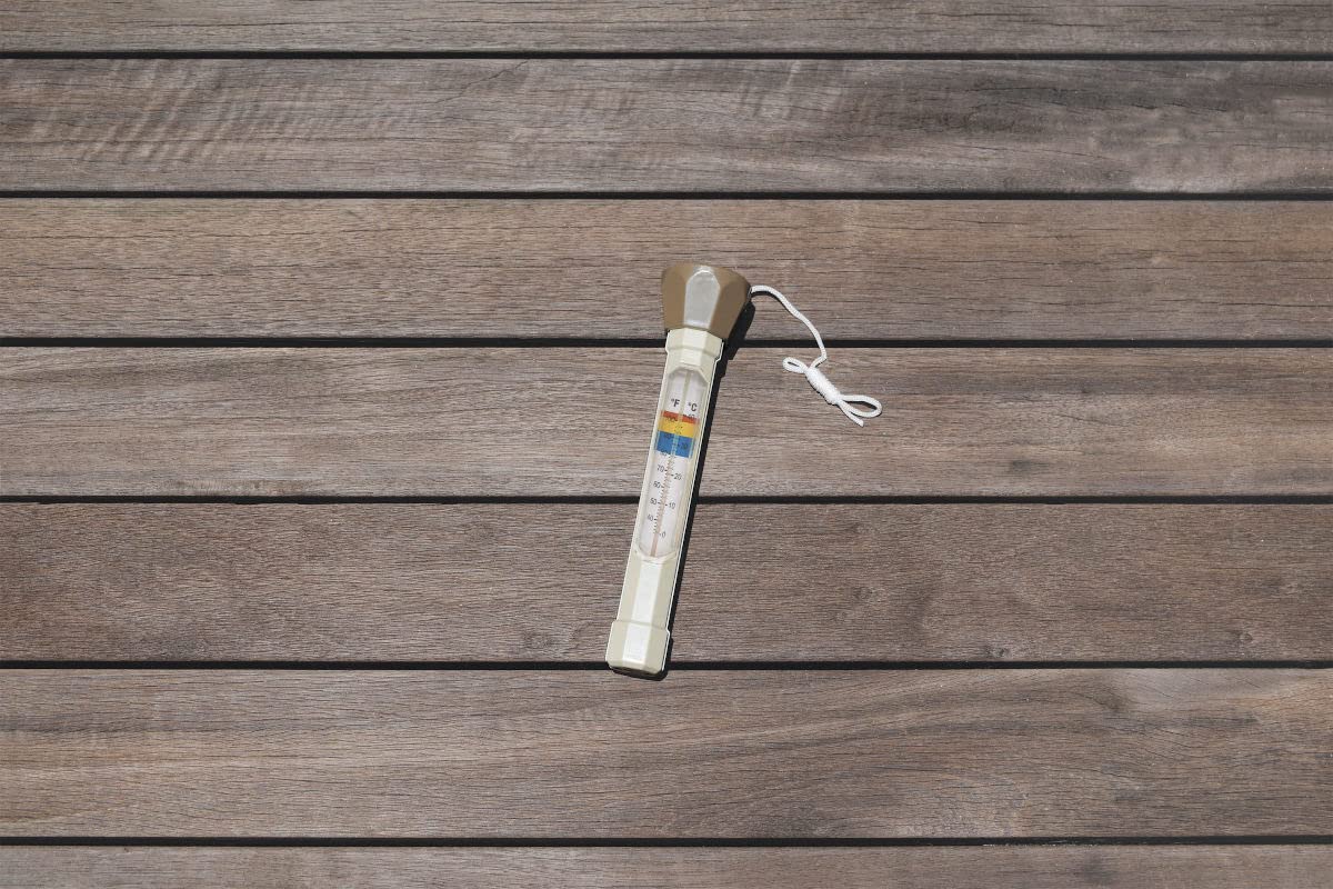 poolomio® Spa Reinigungsset Whirlpool mit Kescher, Bürste, Aluminiumstange, Chlordosierer, Thermometer, Handschuh und Absorber Saugschwämmen