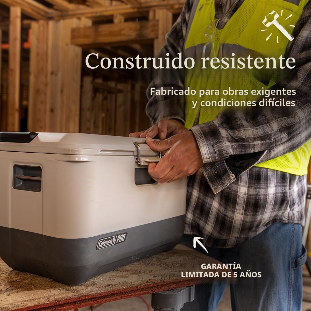 Coleman Pro - Lonchera rígida aislada de Alta Resistencia, Enfriador portátil Duradero para Uso Resistente al Aire Libre y Lugares de Trabajo, Puntos de Anclaje para un Transporte Seguro y