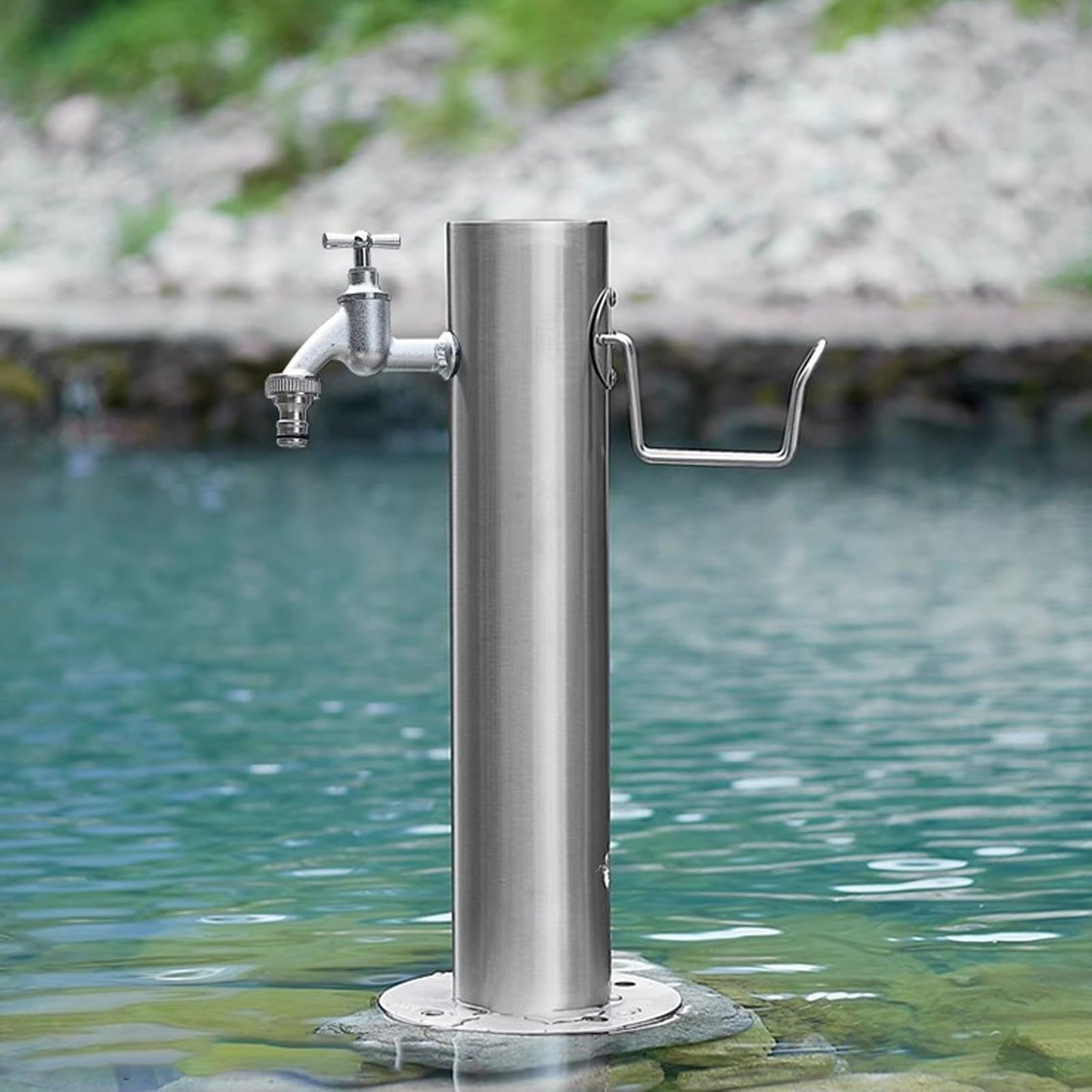Columna de agua con cerradura de seguridad y grifo exterior para riego eficiente