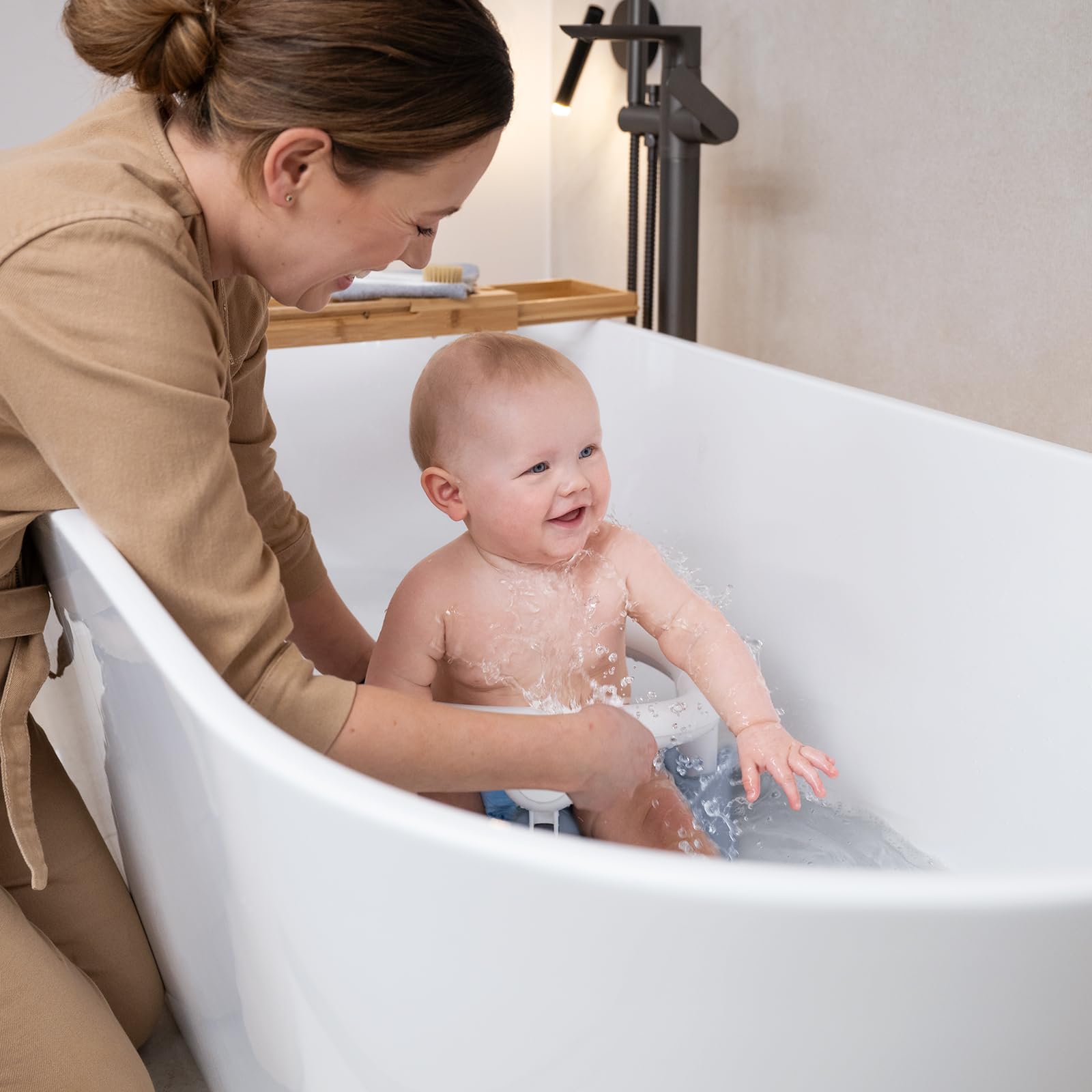 Rotho Babydesign Seggiolino da bagno blu - Antiscivolo ed elevato comfort di seduta con blocco di sicurezza per bambini - Ausilio per la seduta