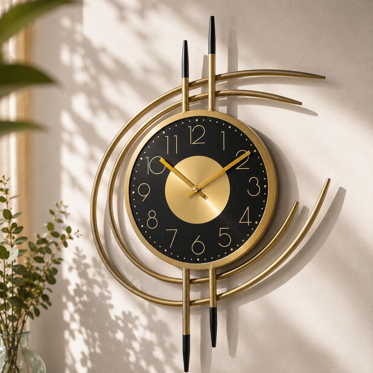 K&L Wall Art 54cm große goldene Wanduhr für Wohnzimmer Uhr ohne Tickgeräusche Metalluhr Schwarz Gold Wanduhren Goldoptik