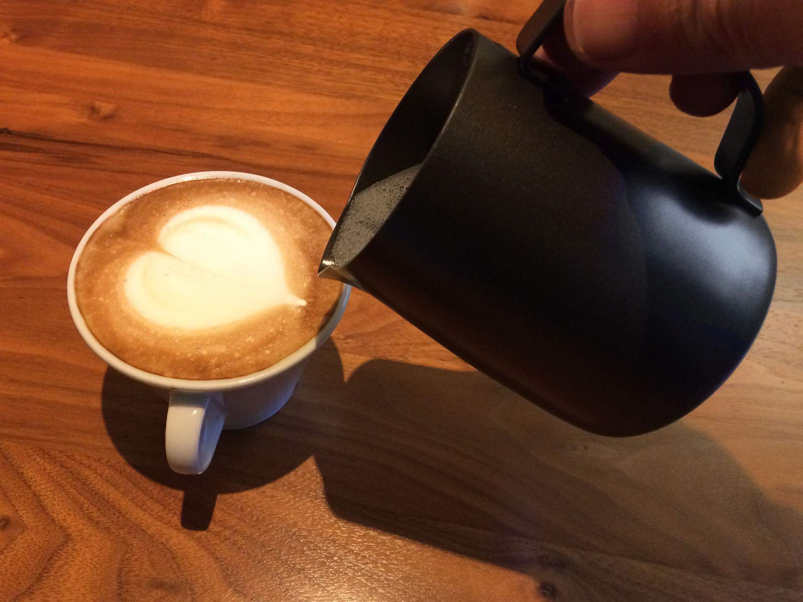 scarlet espresso | Milchkännchen »L'Art Modern Anthrazit« für Latte Art oder Cappuccino; aus 18/10 Edelstahl mit Antihaft-Beschichtung (innen & außen); hochwertiger Barista Pitcher (350 ml)