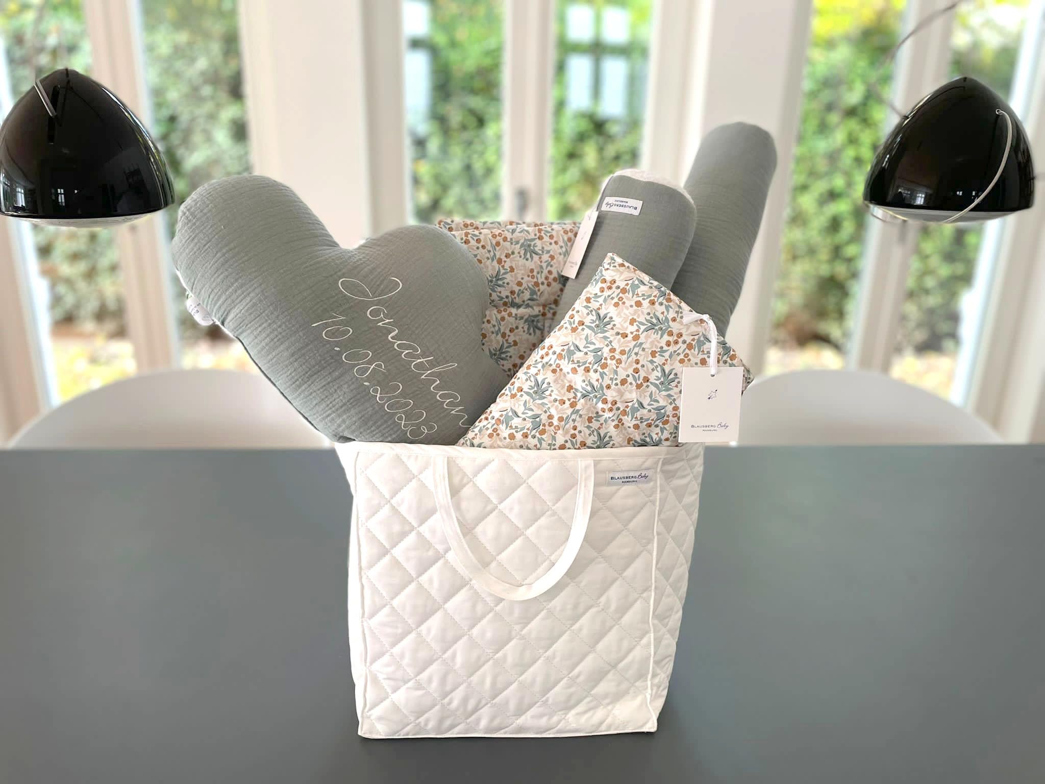 Caja de regalo para bebé (grande) con manta para gatear, cojín de nubes, rollo de almohada, bolsa de pañales y caja de utensilios, prado de flores azul/verde salvia