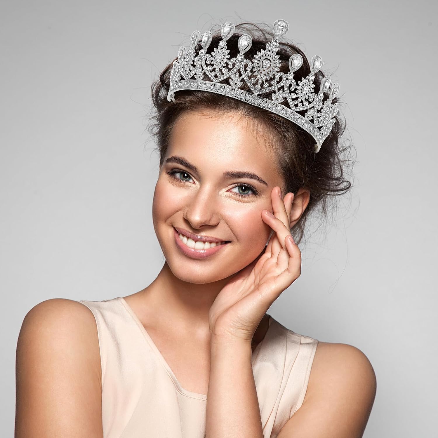 Rhinestone Bridal Crown Headpiece Silver Wedding Tiara for Bridesmaids Elegant Princess Circlet Hair Accessory for Wedding and Special Occasions