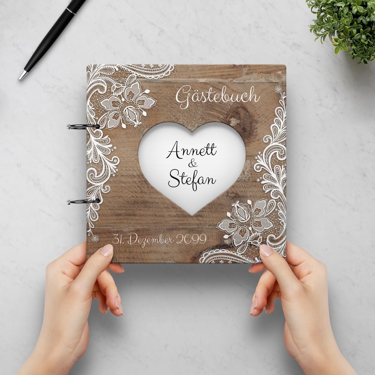 Personalisiertes Hochzeit Gästebuch - Rustikal Motiv (HDF bedruckt mit Holzmotiv und Weißer Spitze) - 215 x 215 mm 72 Blätter / 144 Naturpapier Innenseiten, Herz ausgeschnitten