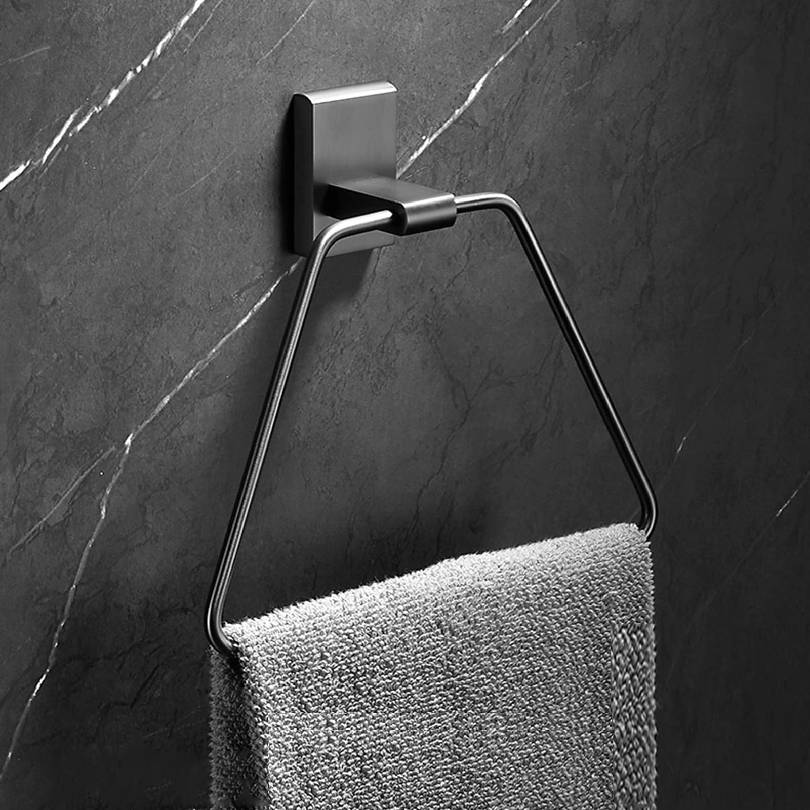 Anneau de serviette gun grey pour moderniser une suite parentale contemporaine