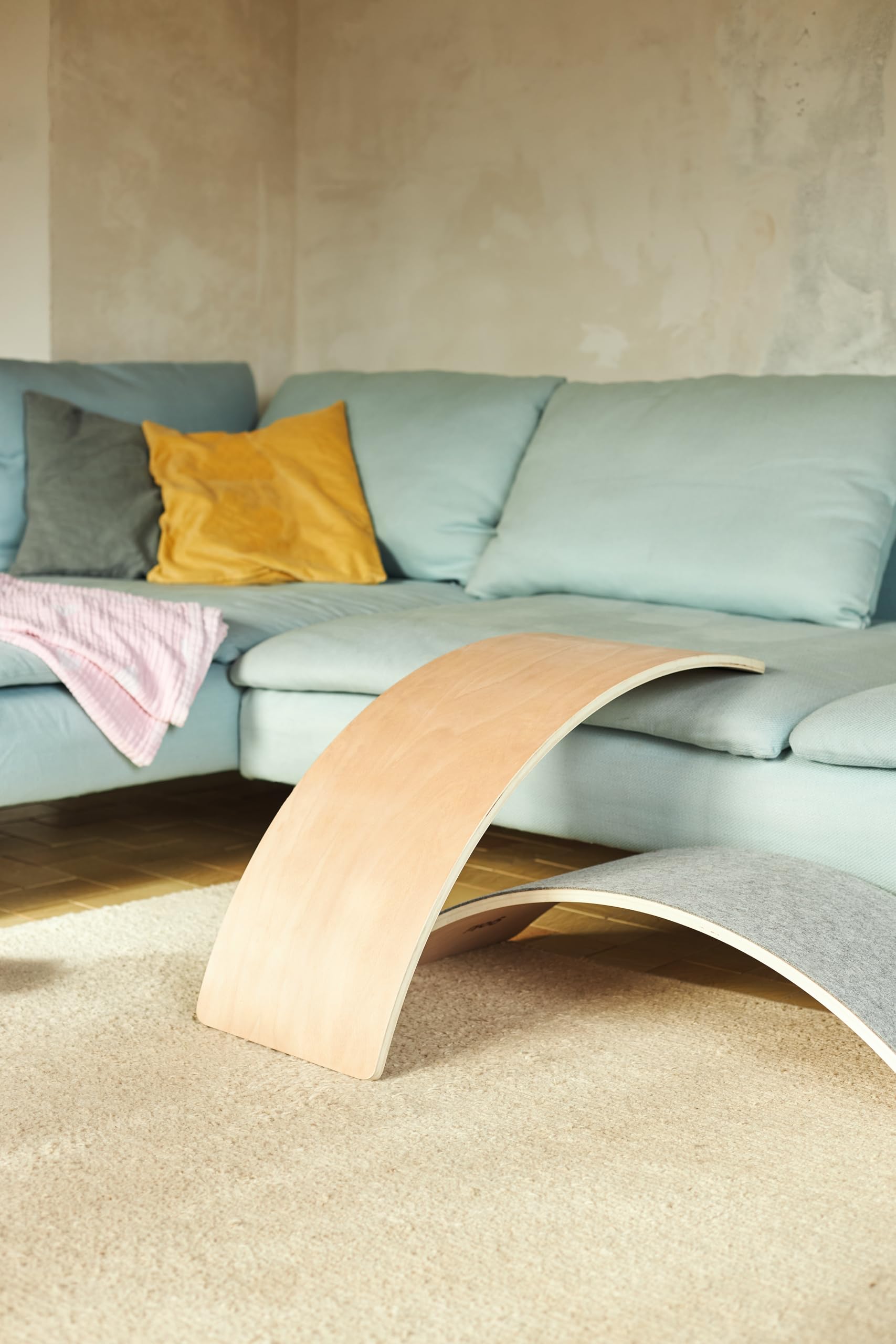goki 59968 - Balance Board Wave aus Holz und Filz, Motorikspielzeug für Jungen und Mädchen, Gleichgewichtstrainer bis 150kg belastbar, Wackelbrett im Kinderzimmer, 82 x 30 x 1,6cm, ab 2 Jahre