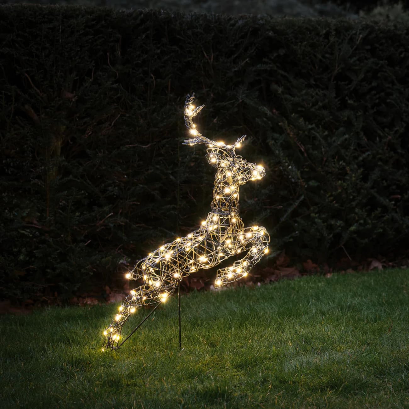 Lights4fun 3er Set Springende Harlow Rentierfamilie | mit warmweißen und kalten LEDs | Weihnachtsdekoration Hirsch Reh Rehkitz für Weihnachten | für innen und außen | mit Netzkabel [Energieklasse A]