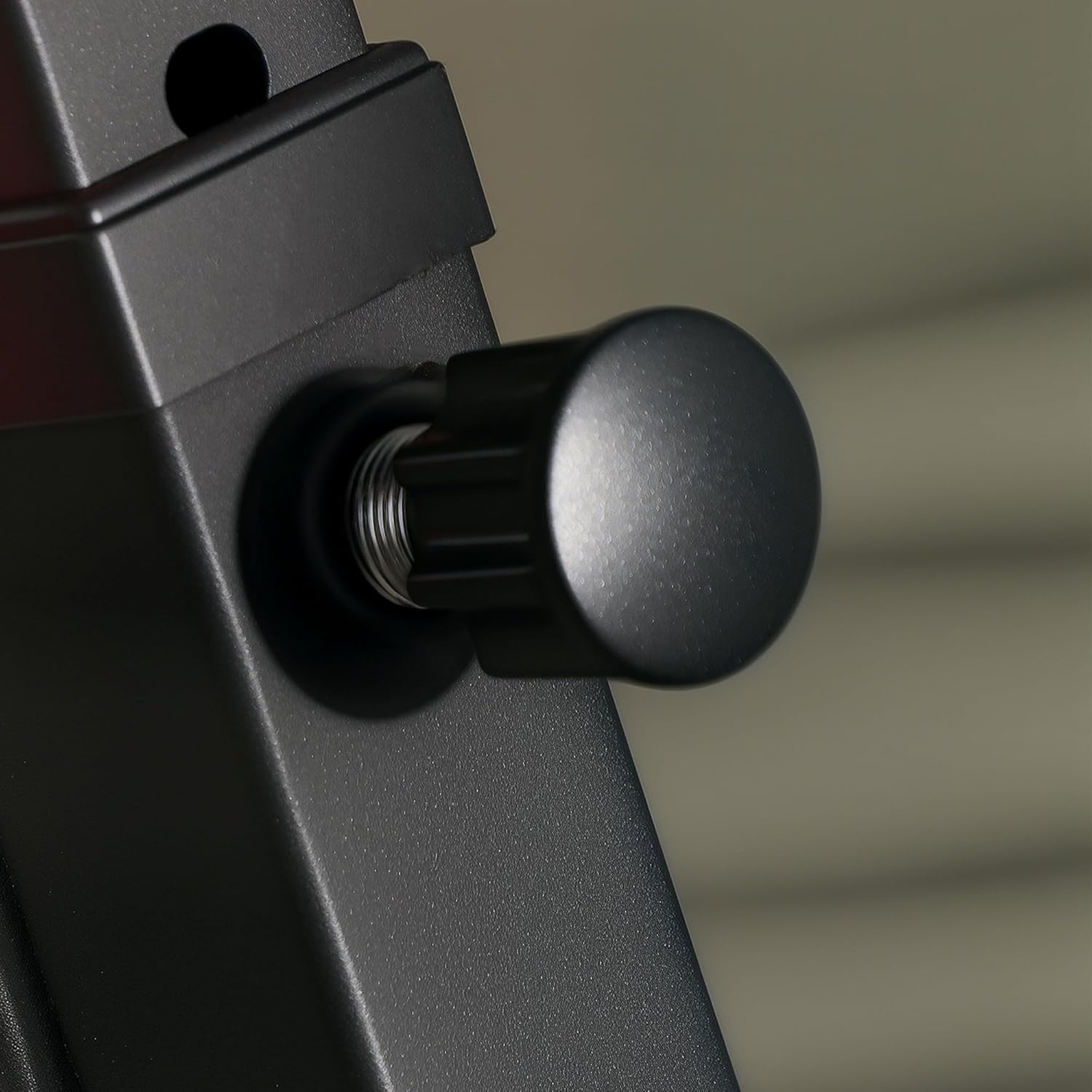 Close-up of the adjustment knob on the SPORTNOW weight bench