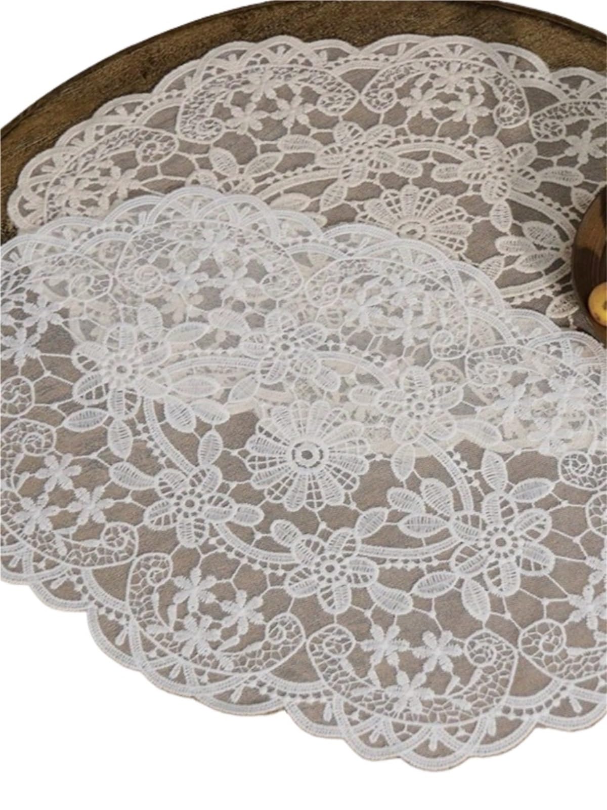 Napperons dentelle brodée beige anti-rayures pour sublimer la table à manger de vos fêtes