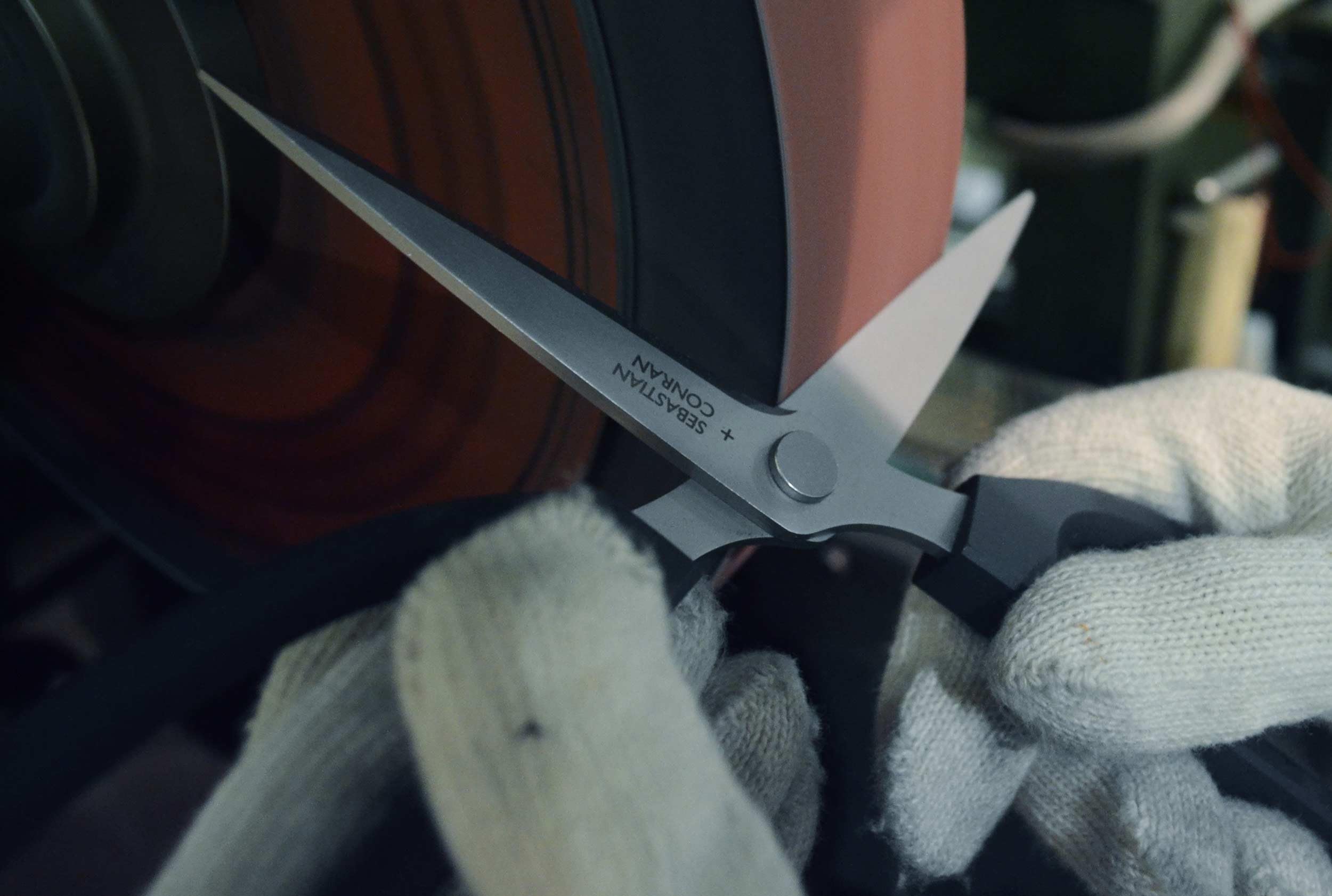 KAI DIRK Küchenschere, schwarz mit einer Gesamtlänge von 21 cm - Schneide 8 cm mit Schutzkappe - Premiumqualität Universalschere Schere Küche