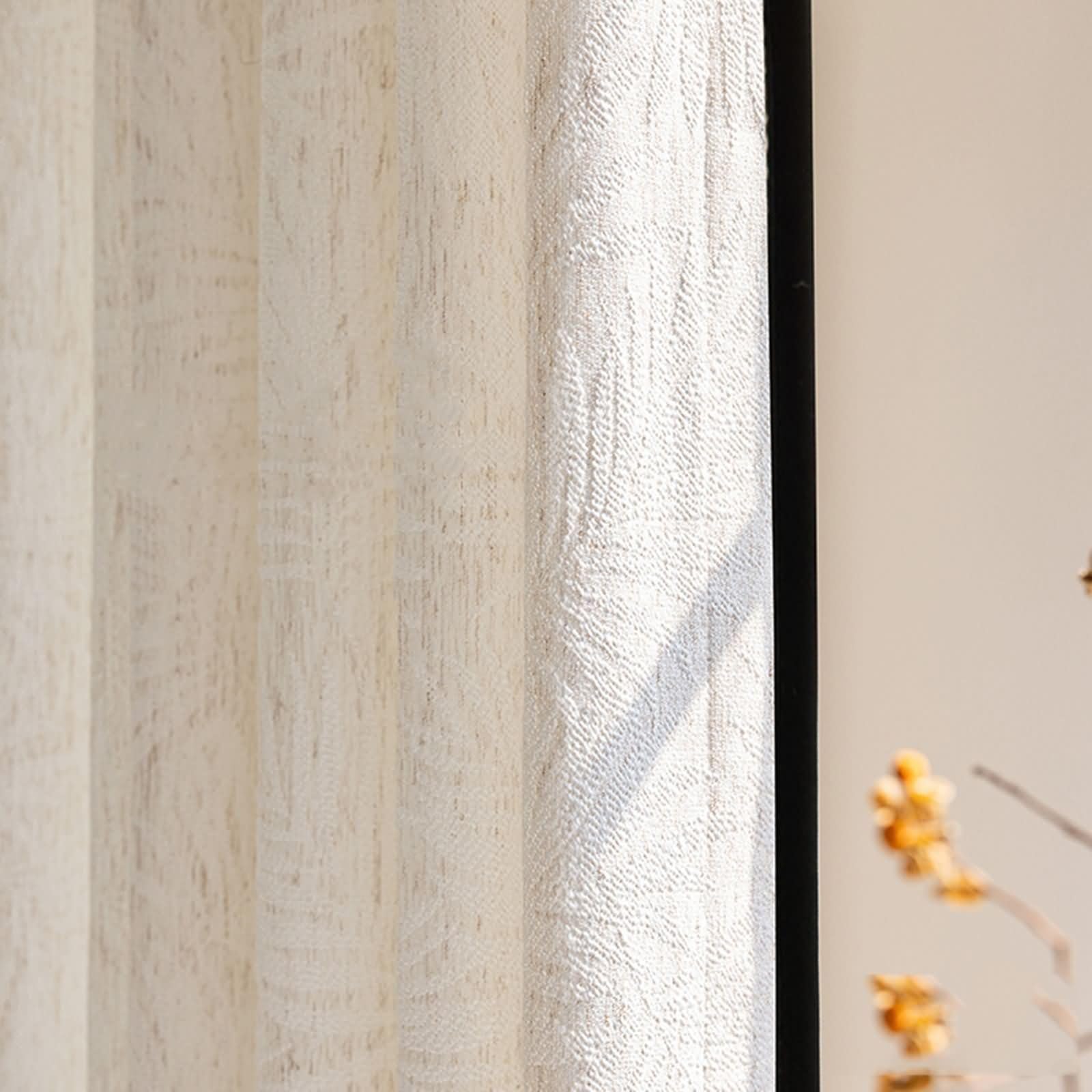 Rideaux feuilles jacquard beige noir pour créer une ambiance feutrée