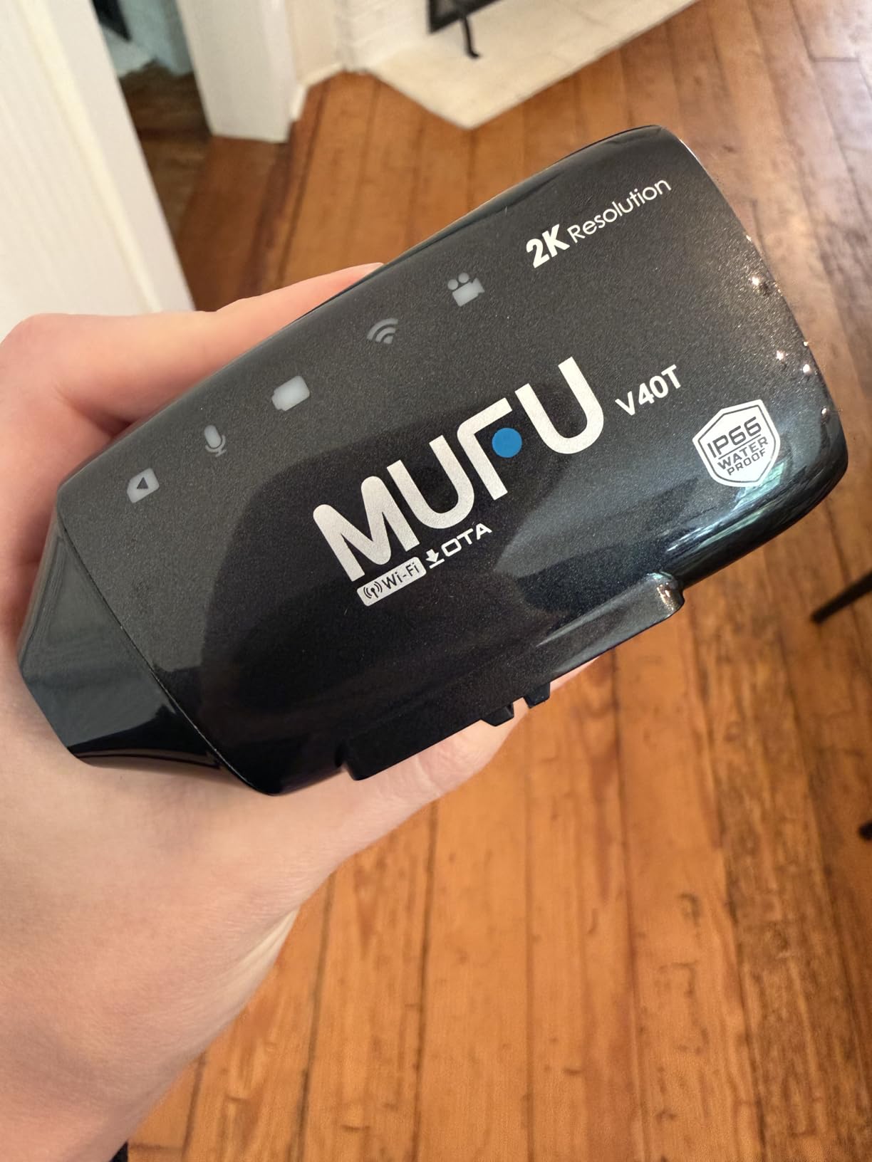 Contents of the MUFU V40T package including camera, helmet mount, power key, 64GB memory card, USB cable, user manual, and warranty card.