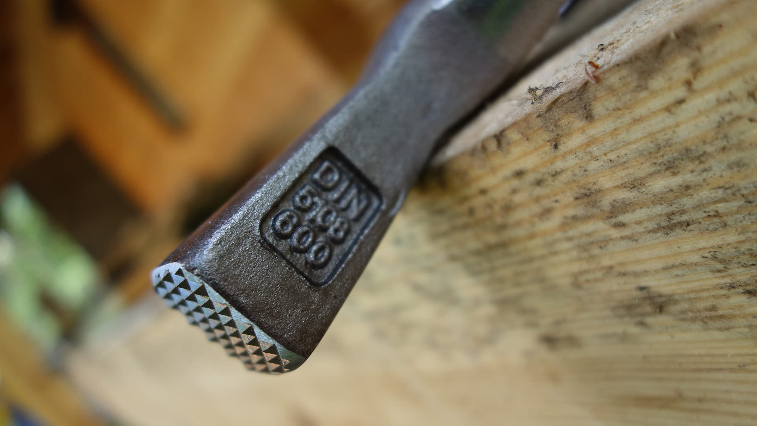 Mivos Marteau de Maçon 600 g - Forgé d'un Seul Tenant - Forme Berlinoise - Monolite en Acier Carbone Trempé - Marteau avec Manche antidérapante - DIN 5108