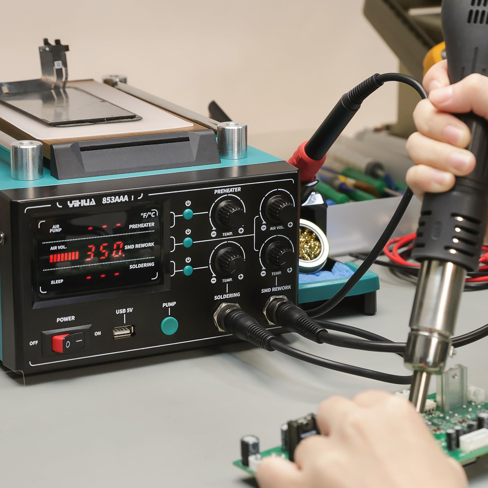 YIHUA 853AAA-I Stazione di Rilavorazione con Saldatore, Pistola ad Aria Calda e Separatore per Schermo LCD con Pompa a Vuoto 3-IN-1 e Porta USB da 5V.