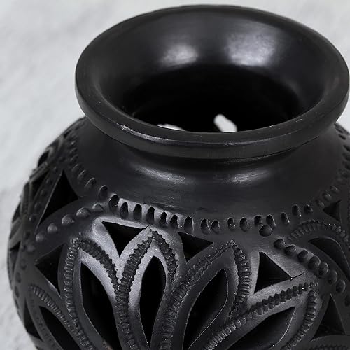 Miniatura 4 de NOVICA Jarrón decorativo artesanal hecho a mano de cerámica calado floral de México, Hacienda negra 'Dark Petals'