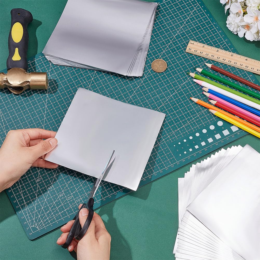 OLYCRAFT 100 hojas de aluminio y metal para manualidades, 15 x 15 cm, lámina metálica plateada de doble cara de 0,1 mm de grosor, lámina de estaño para pintar, grabar y grabar en relieve, proyectos de