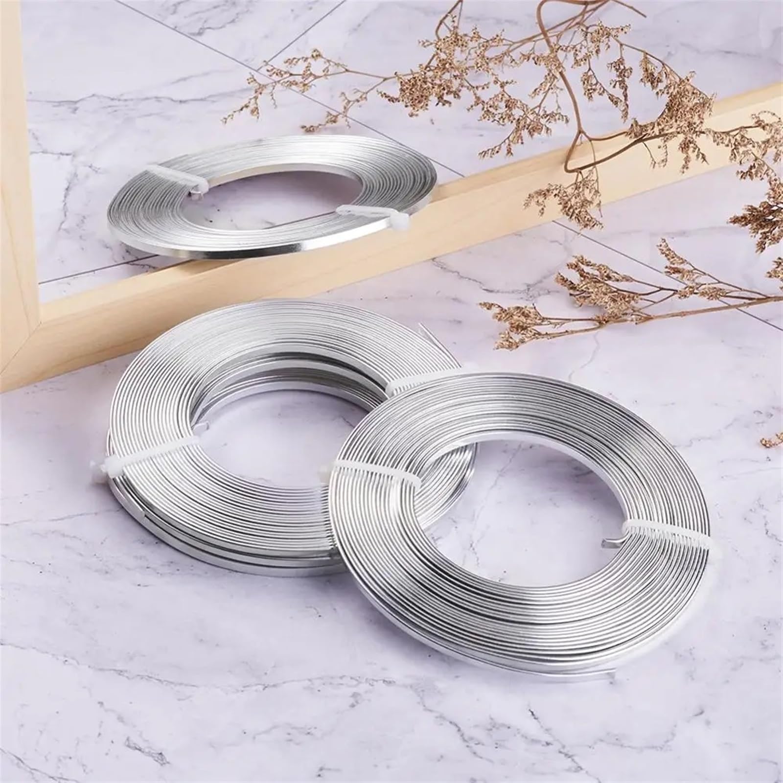 Szeroka gama kolorów: Drut aluminiowy występuje w wielu żywych kolorach, idealnych do dodania odrobiny koloru do Twoich kreacji. 5 rolek 3 mm 5 mm płaski drut aluminiowy Ręcznie robiony drut metalowy