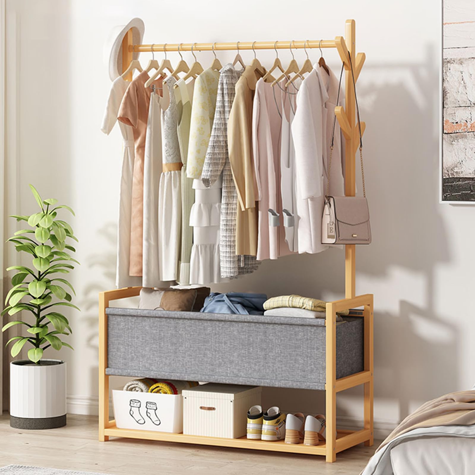 Étagère à vêtements en bambou pour optimiser les petits espaces