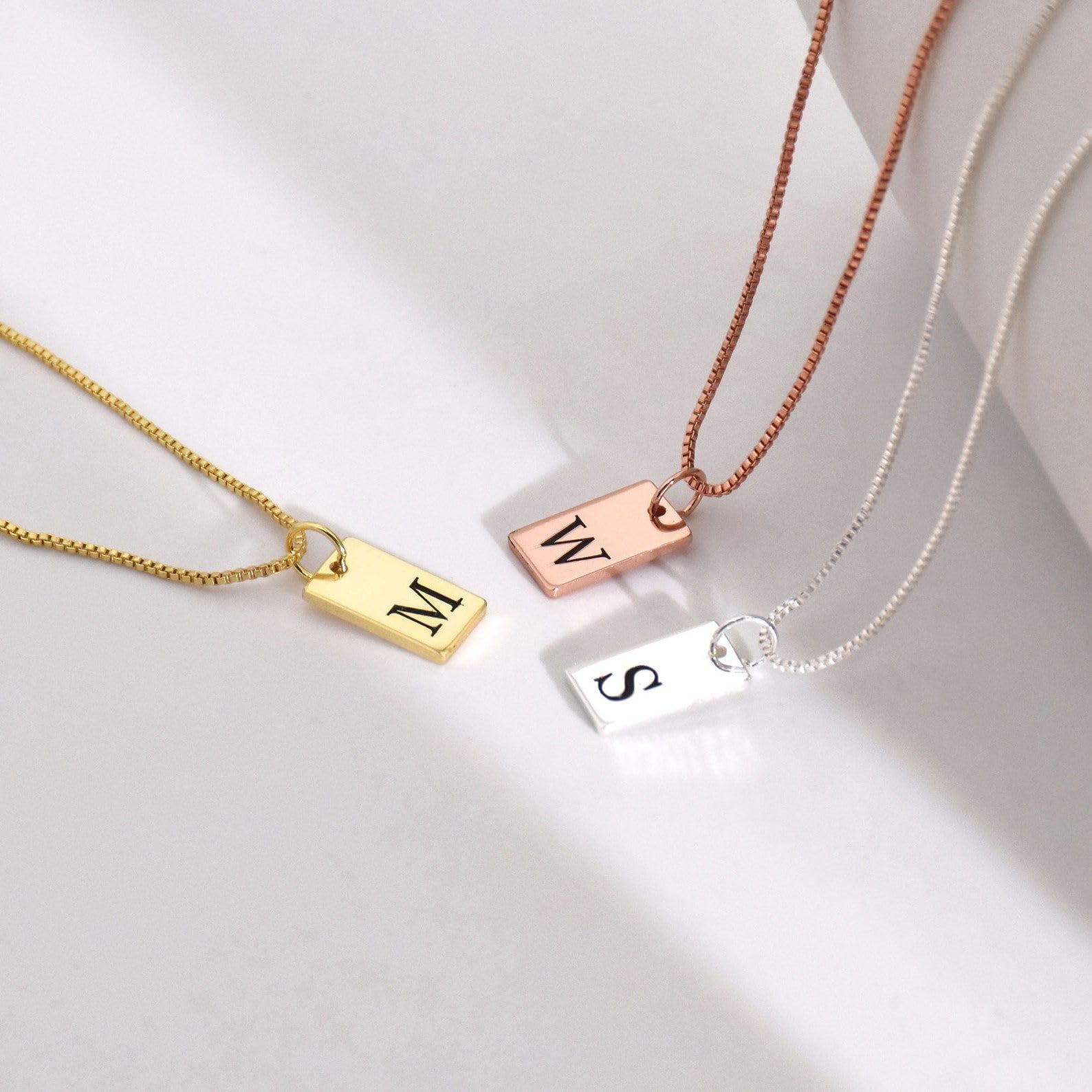 Personalizado inicial etiqueta collar, delicado letra con cadena veneciana pequeño abalorio barra dama de honor para ella