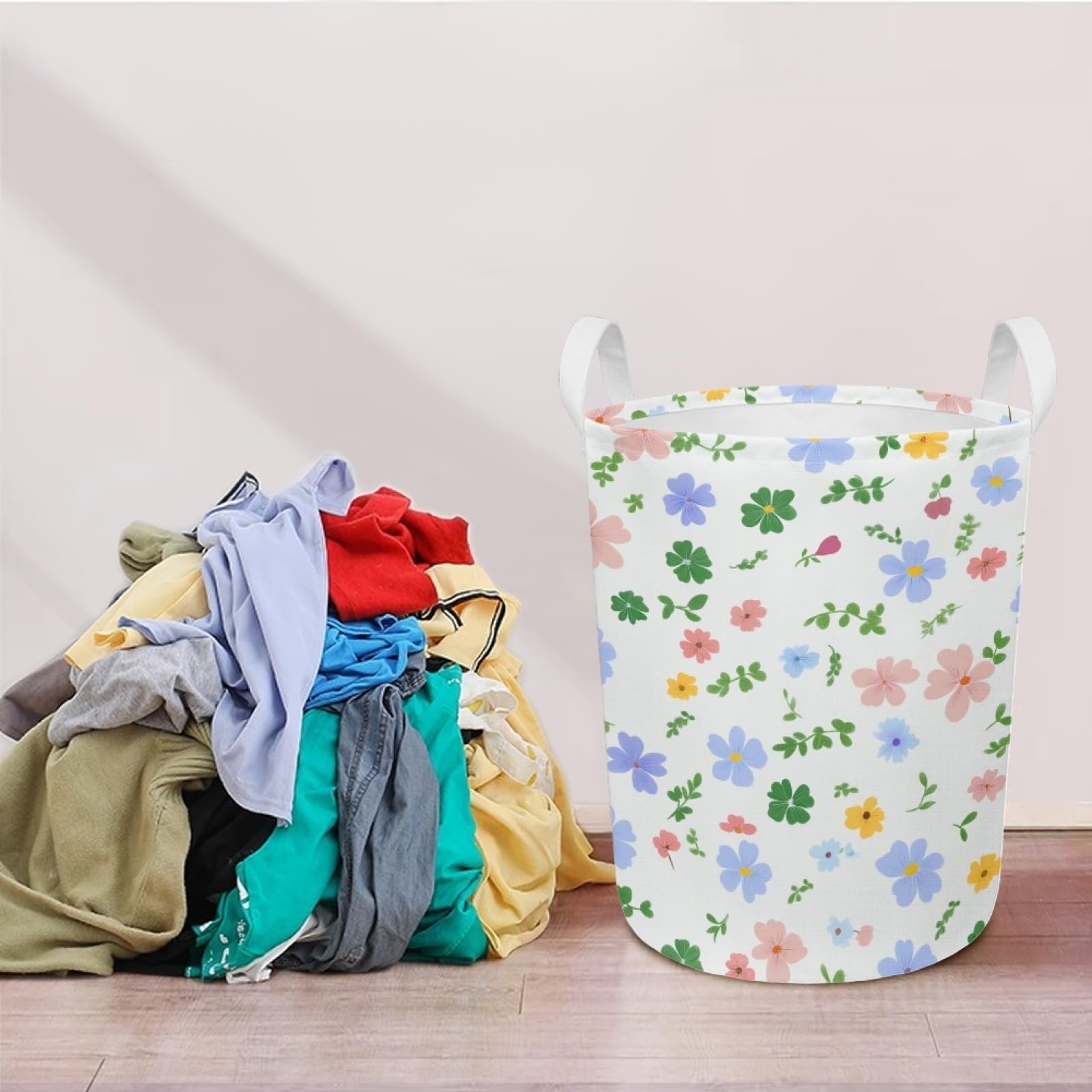 Flores púrpuras pequeñascesto ropa sucia pequeño