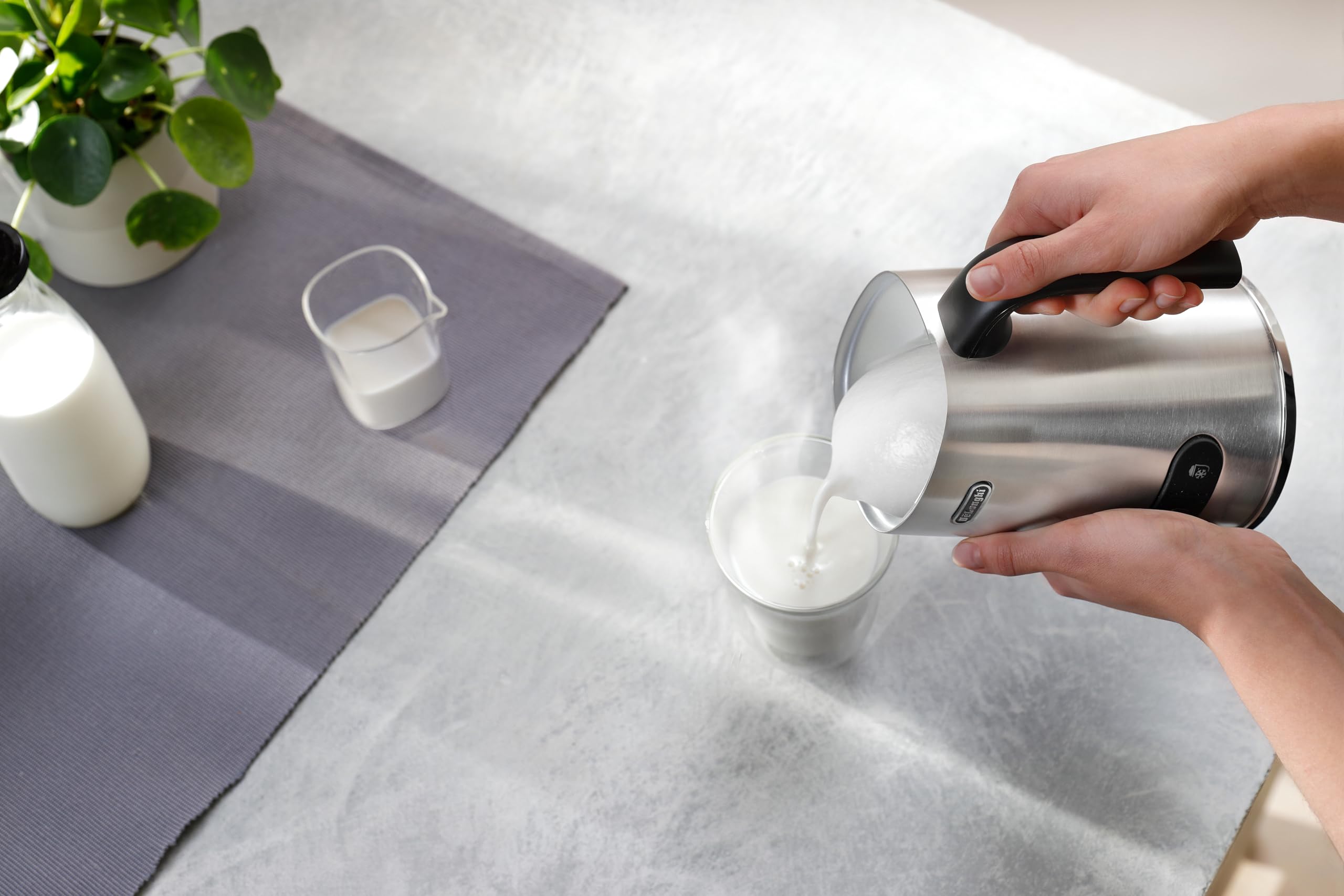 De'Longhi Espumador de leche eléctrico LatteMix EMF3.M, para leche caliente y fría y alternativas vegetales, fácil limpieza, tapa transparente, 3 botones, 250 ml, color blanco