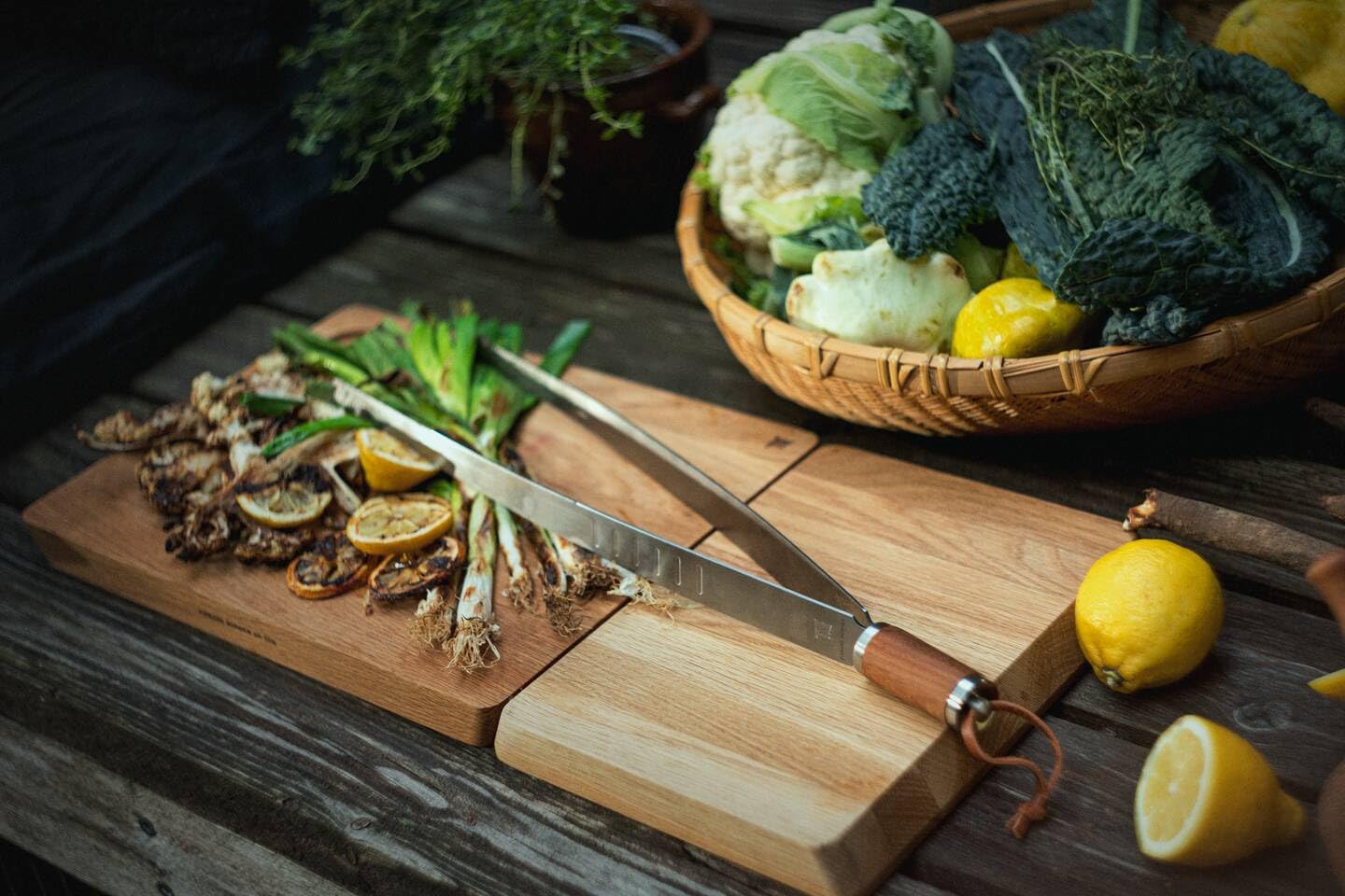 Fiskars Norden Grill Chef Grillbesteck, 2-teiliges Set, Spatel und Zange | Ideal für die Verwendung im Freien, Edelstahl/Birkenholz, 1066552