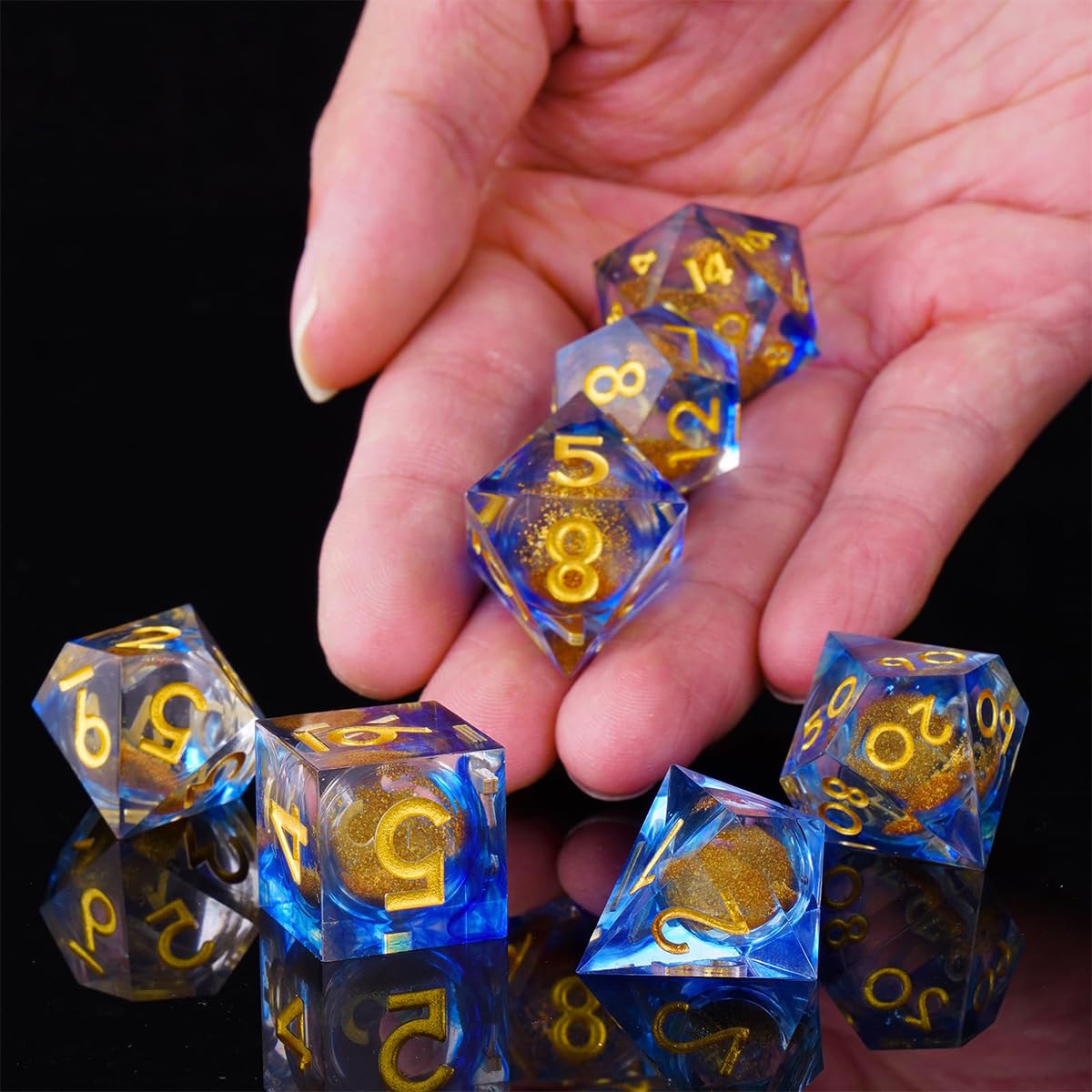 Sarini 7 pezzi di dadi con nucleo liquido in resina dadi con bordi affilati set di dadi DND poliedrici per giochi da tavolo MTG RPG Dungeons and Dragons （Oro blu）