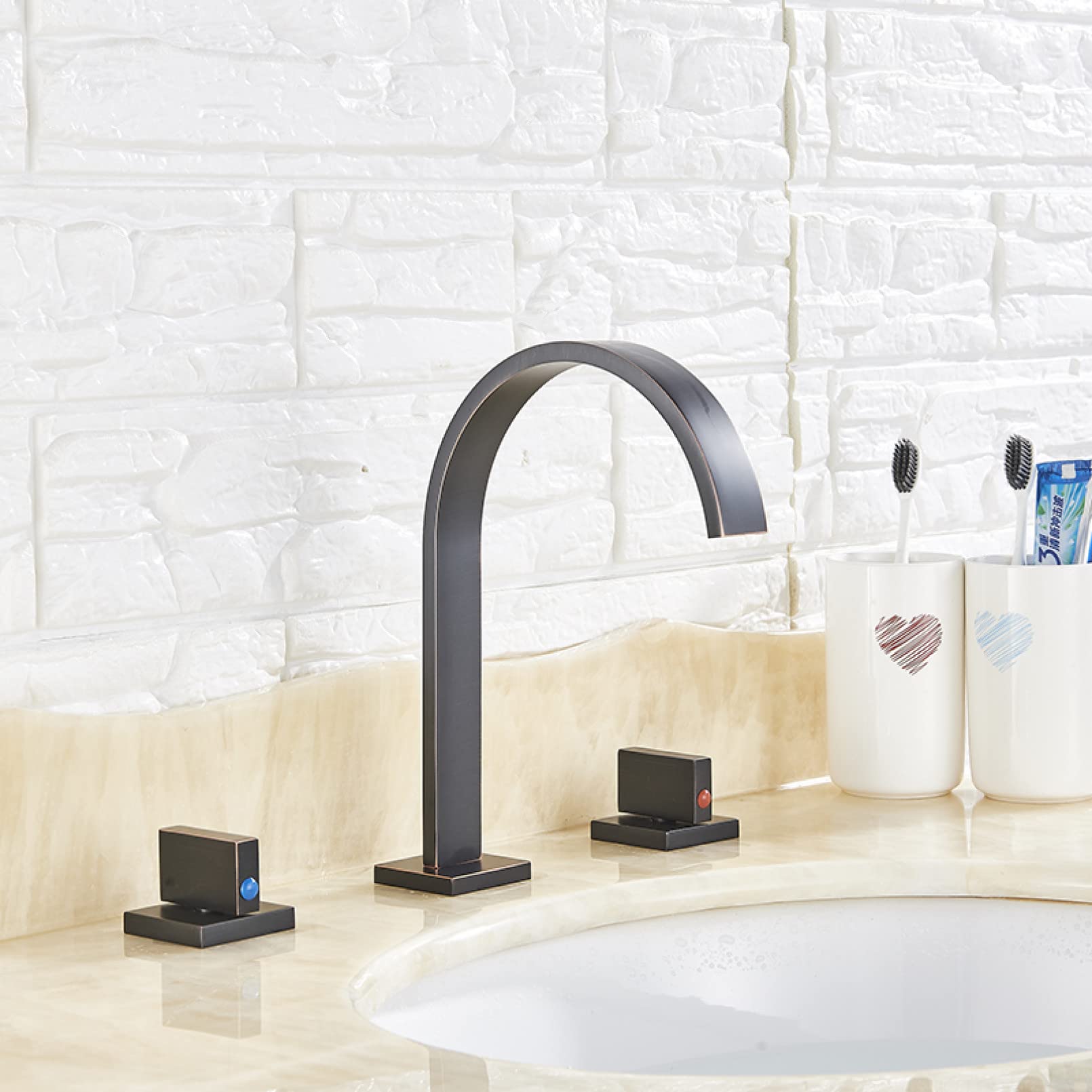 Robinet de lavabo en bronze noir pour rénover une salle de bain familiale moderne