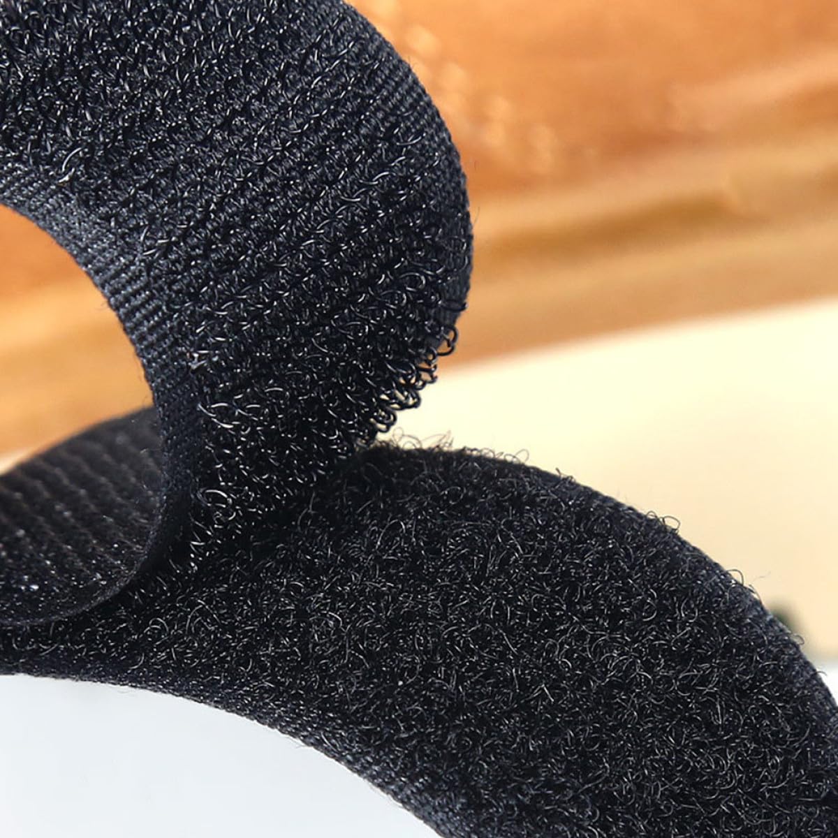 Cinturini Antiscivolo per Scarpe 4 Pezzi in Nylon e Metallo, Regolabili Chiusura a Strappo, Adatti per Trekking e Escursionismo su Ghiaccio