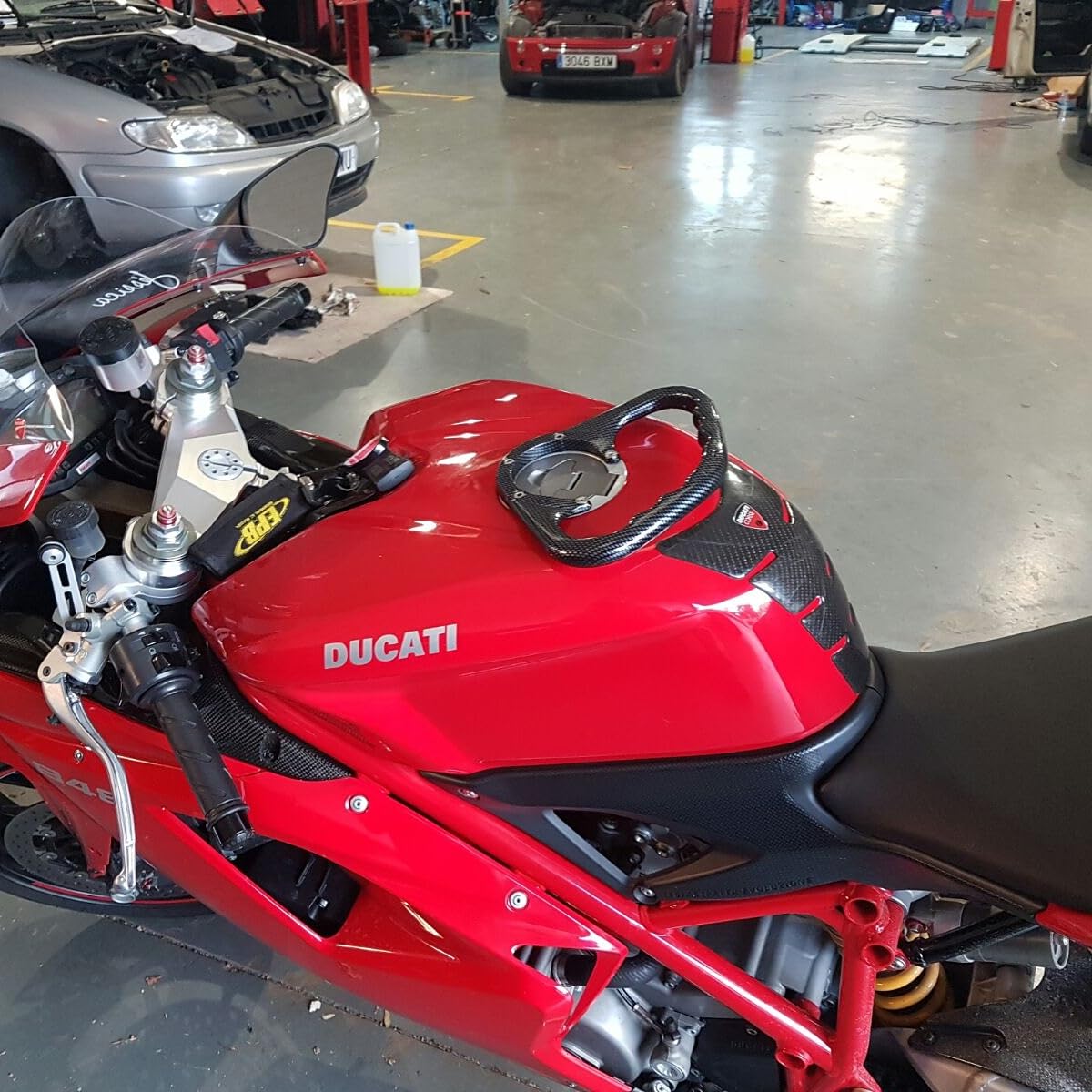 Asidero de depósito Negro A-Sider,específicamente para Ducati 1098-1198-848 Monster 600-1000 620-695 - S2R- S4R/S-821-1200 Monster 797-937 21-24 Super Sport 17-24,con Sistema 5 Tornillos.