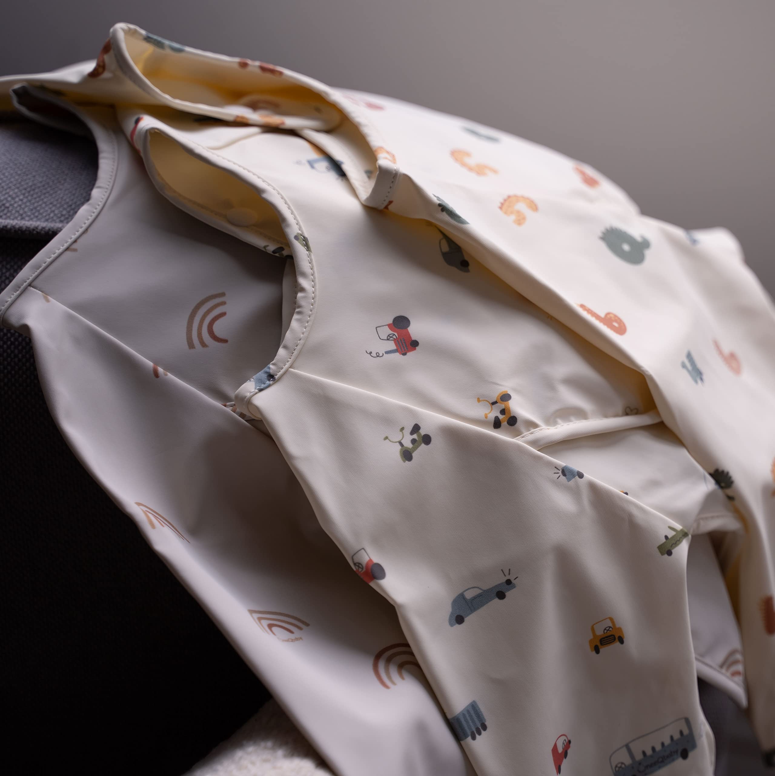 Bavoirs imperméables pour bébés et tout-petits - Lot de 2, manches longues Oeko-TEX avec poche, style combinaison intégrale (Petit 6 à 18 mois, Voitures marron, avions verts)