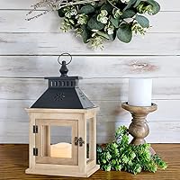 Vista 6 de NEEDOMO Farol de vela de madera de 13 pulgadas para interiores, centro de mesa grande decorativo al aire libre, candelabros rústicos colgantes