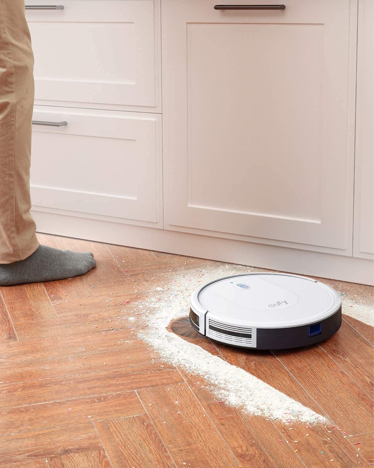 eufy Saugroboter RoboVac 30C mit BoostIQ Technologie und WLAN-Funktion, Superschlank, 1500Pa Saugkraft, geräuscharmer Betrieb, Selbstaufladend, für Hartböden, mittelhohe Teppiche, (Generalüberholt)