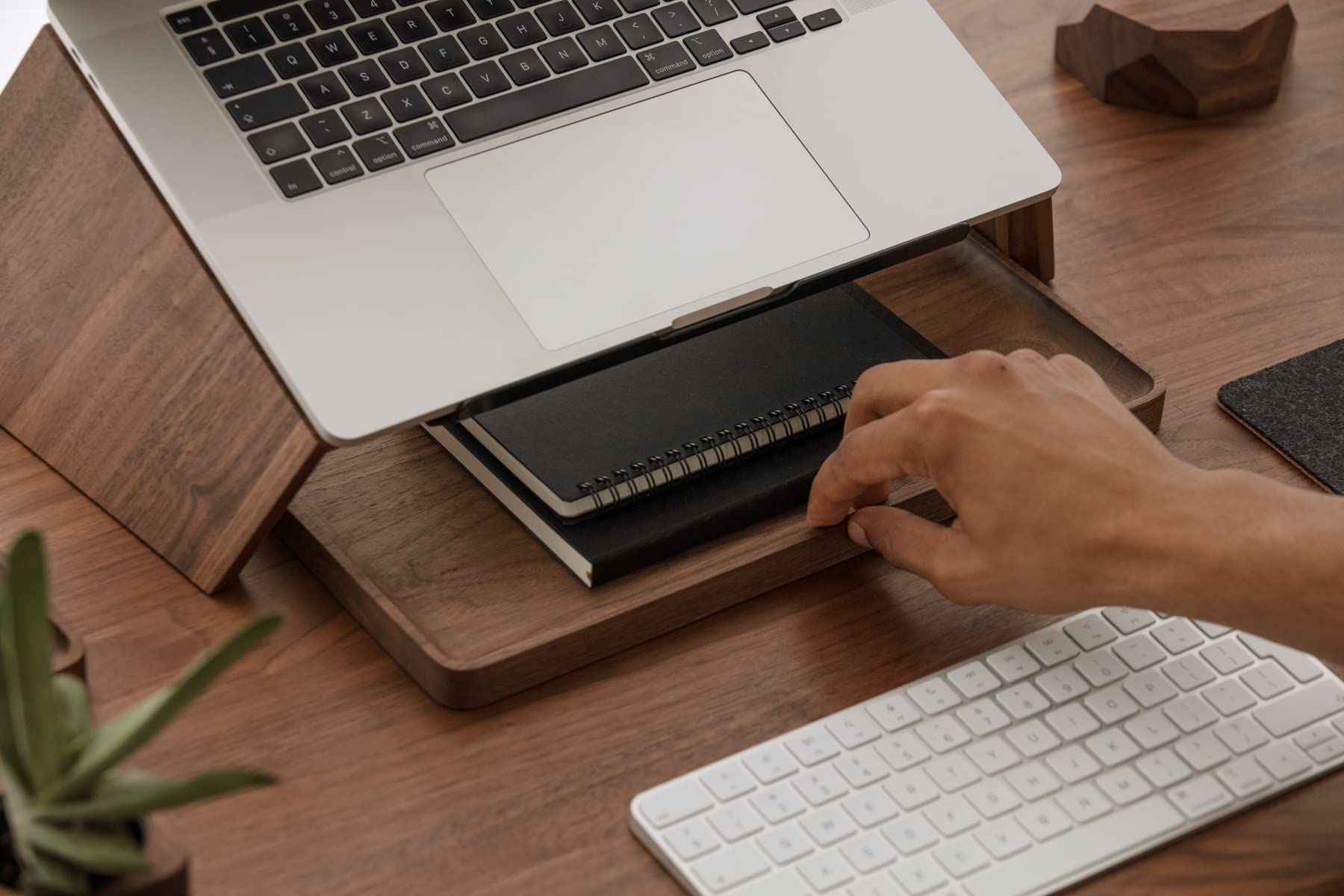Oakywood Laptop Stand - Fatto a mano - Supporto in legno naturale, Made in EU - Compatibile con MacBook e laptop da 15-16" - Supporto per laptop - 50x25x15cm - Noce