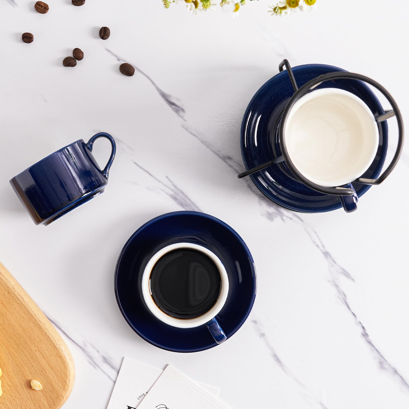 Juego de 4 tazas de espresso apilables de porcelana de 2.5 onzas con platillos y soporte de metal, color azul